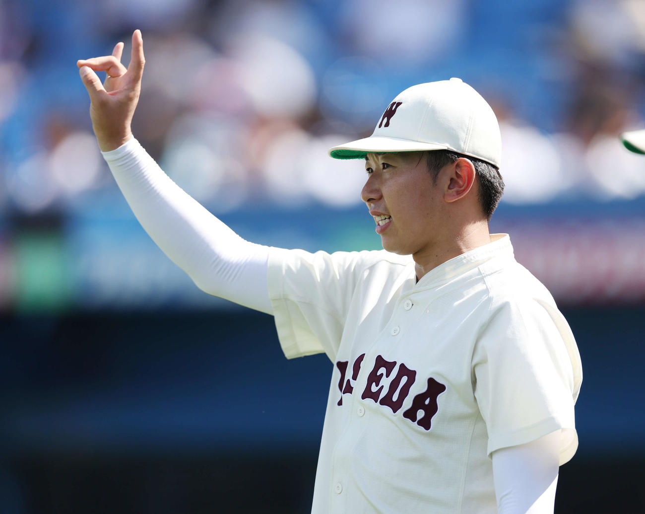 早大対東大　ベンチから声を出す早大・伊藤樹（撮影・宮地輝）