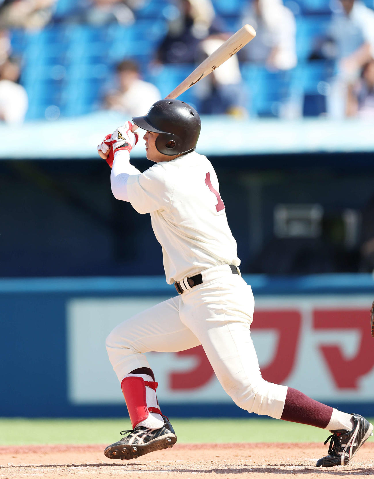 早大対東大　9回表早大2死一塁、右前打を放つ熊田（撮影・宮地輝）