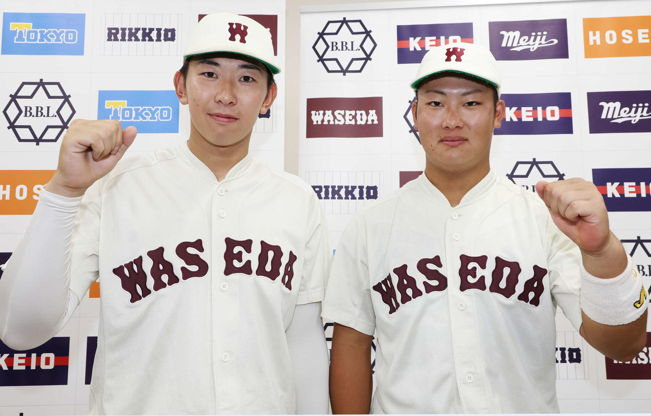 早大対東大　勝利し、笑顔でガッツポーズする早大・伊藤樹（左）と島川（撮影・宮地輝）