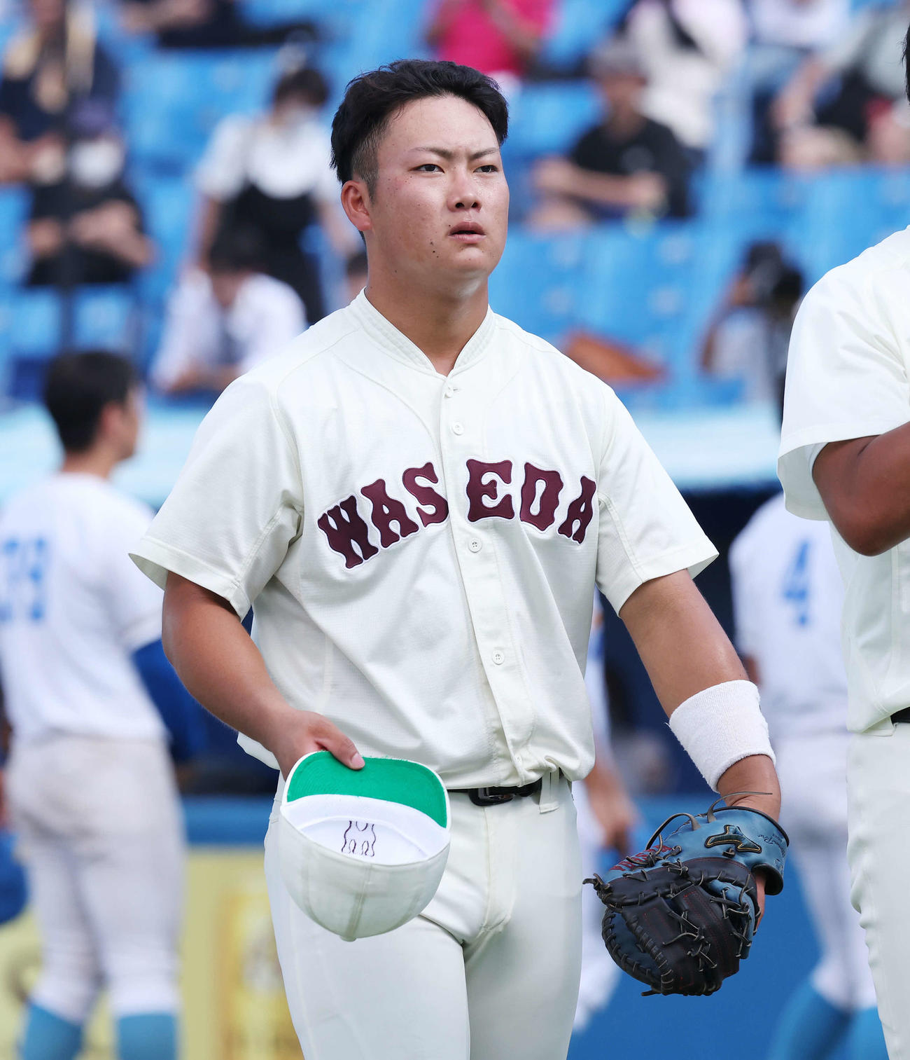 早大対東大　勝利し、あいさつする早大・島川（撮影・宮地輝）