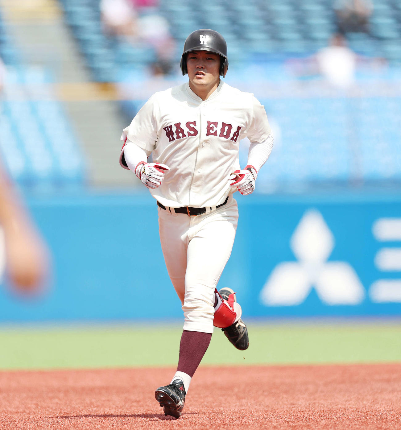 早大対東大　7回表早大1死、右越えソロ本塁打を放ち、ダイヤモンドを回る熊田（撮影・宮地輝）