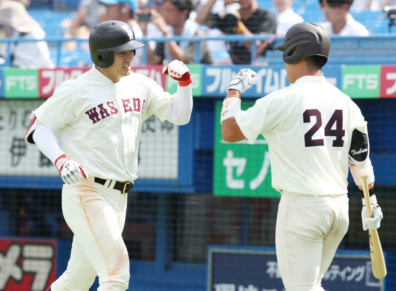 早大対東大　7回表早大1死、右越えソロ本塁打を放ち、吉納（右）とタッチする熊田（撮影・宮地輝）