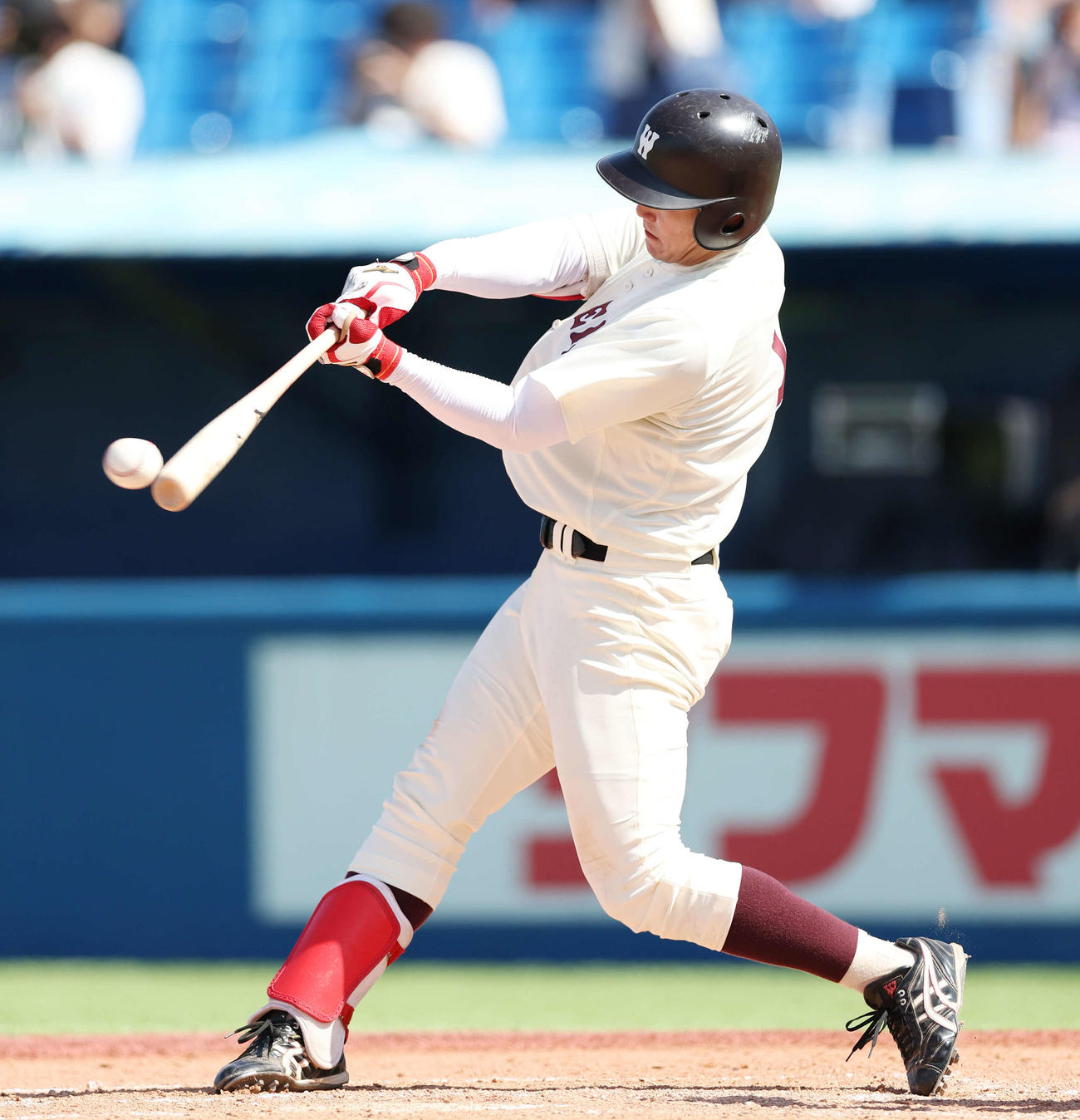 早大対東大　9回表早大2死一塁、右前打を放つ熊田（撮影・宮地輝）