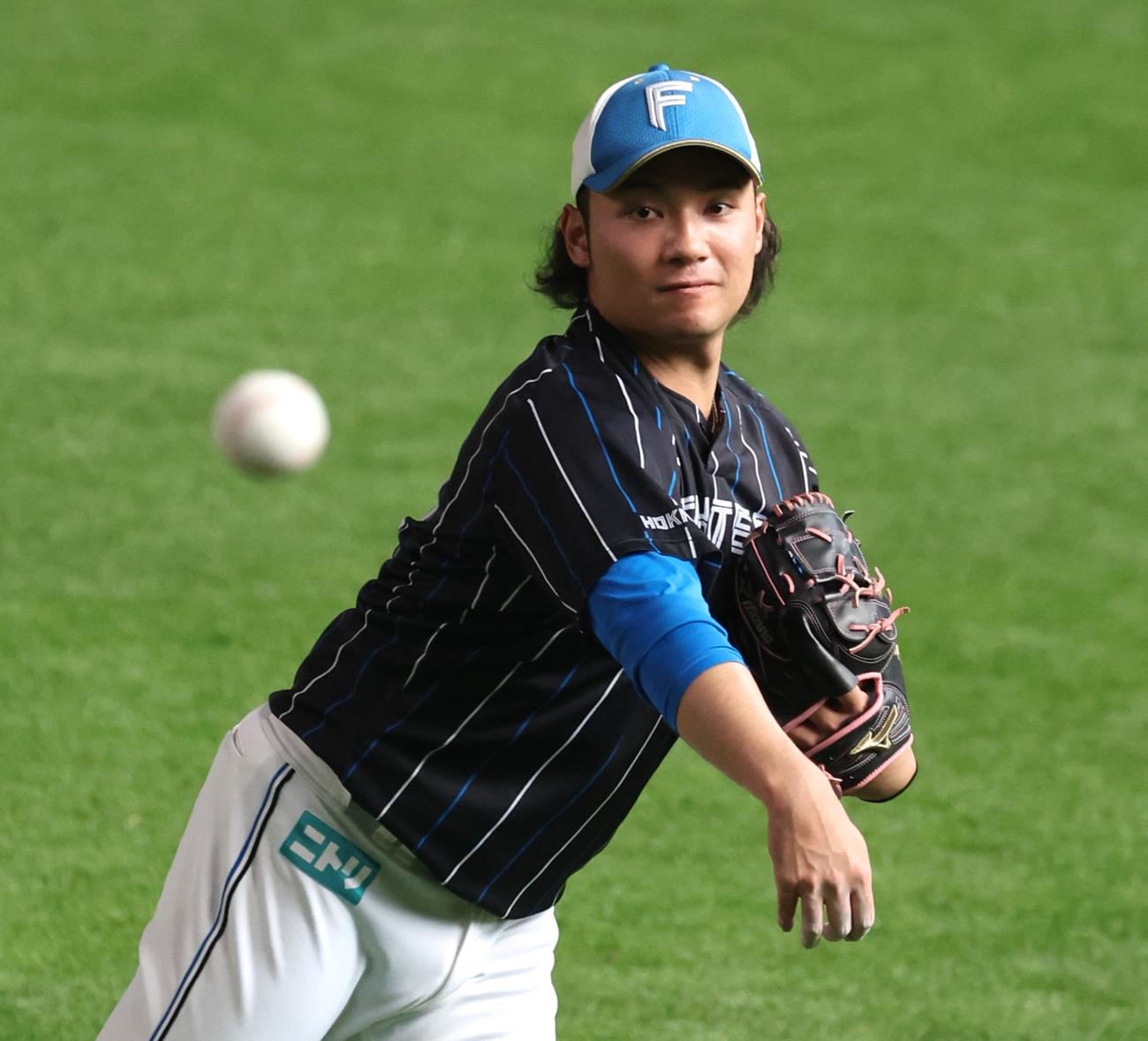 日本ハム対ソフトバンク　キャッチボールする伊藤（撮影・黒川智章）