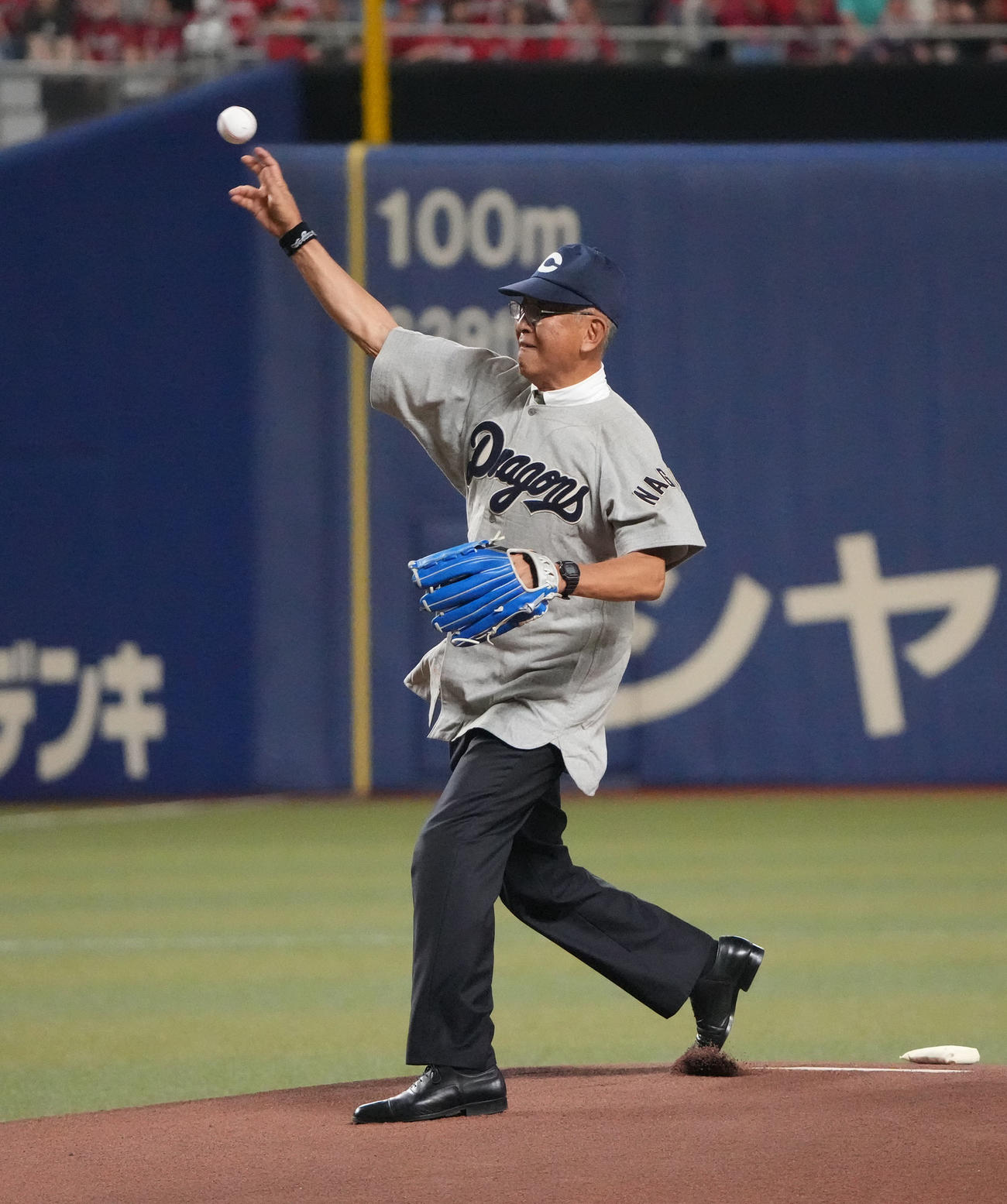 中日対広島　始球式を行う杉下氏の長男の杉下茂治さん（撮影・森本幸一）