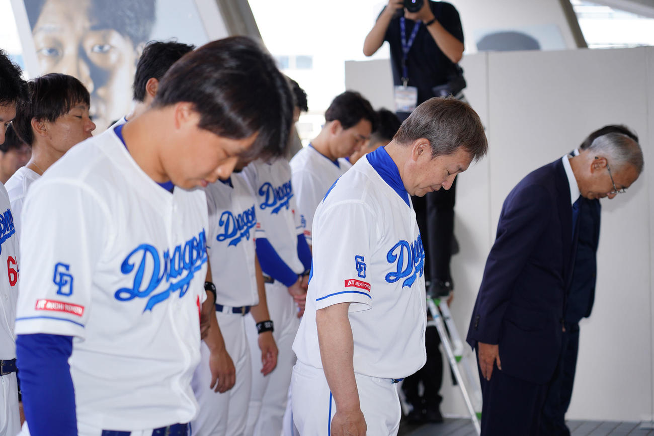 中日対広島　杉下茂さんの追悼試合を前に「追悼遥拝所」で黙とうする立浪監督（中央左）ら