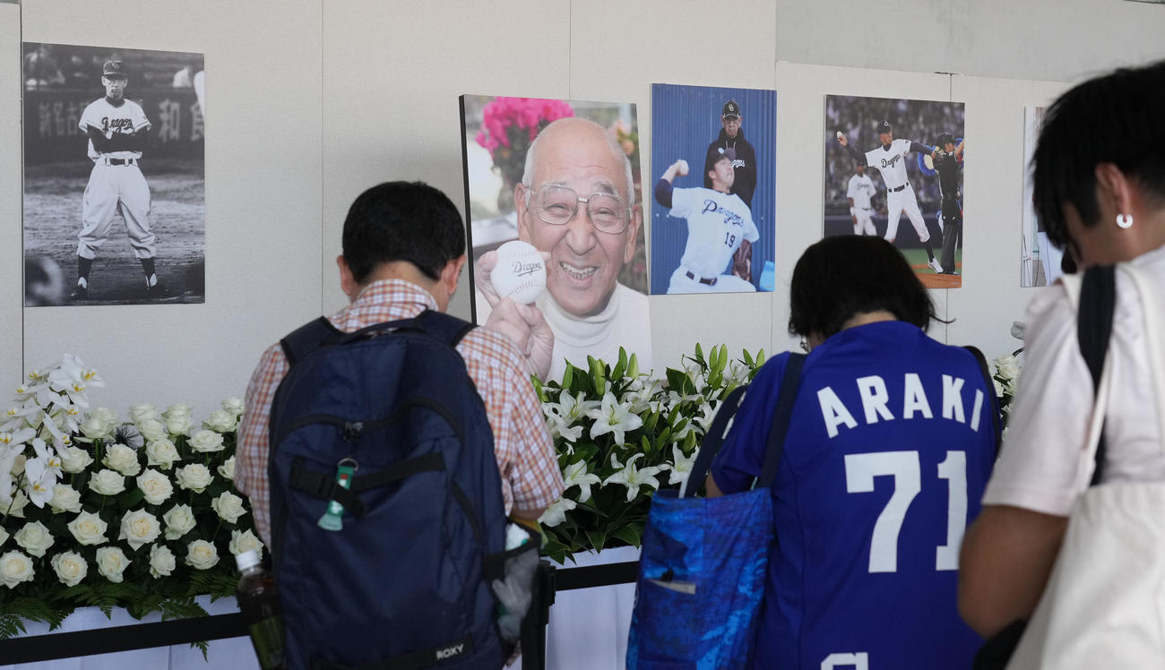 中日対広島　杉下氏追悼の今日、会場に設置された遥拝所の前で手をあわせるファン（撮影・森本幸一）