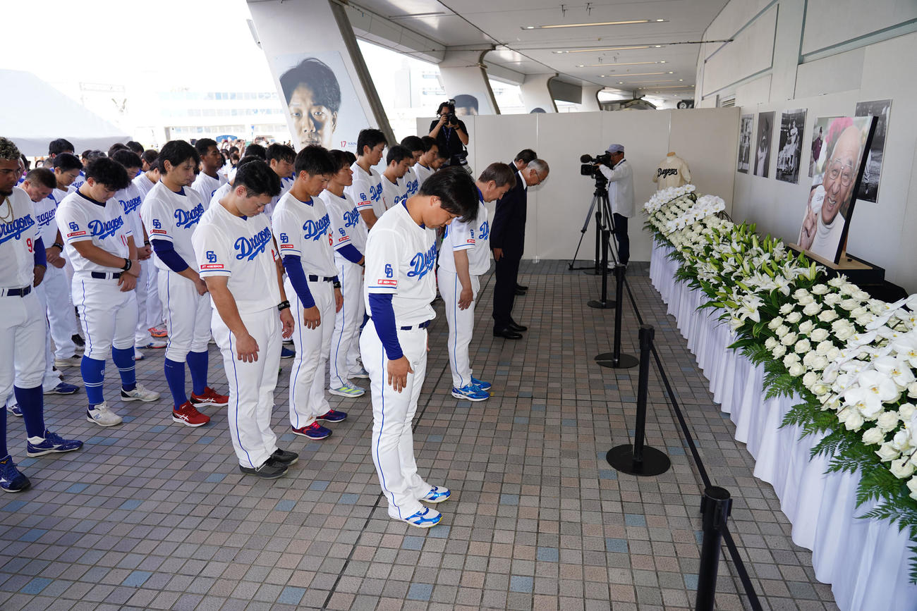 中日対広島　杉下茂さんの追悼試合を前に「追悼遥拝所」で黙とうする立浪監督ら中日ナイン