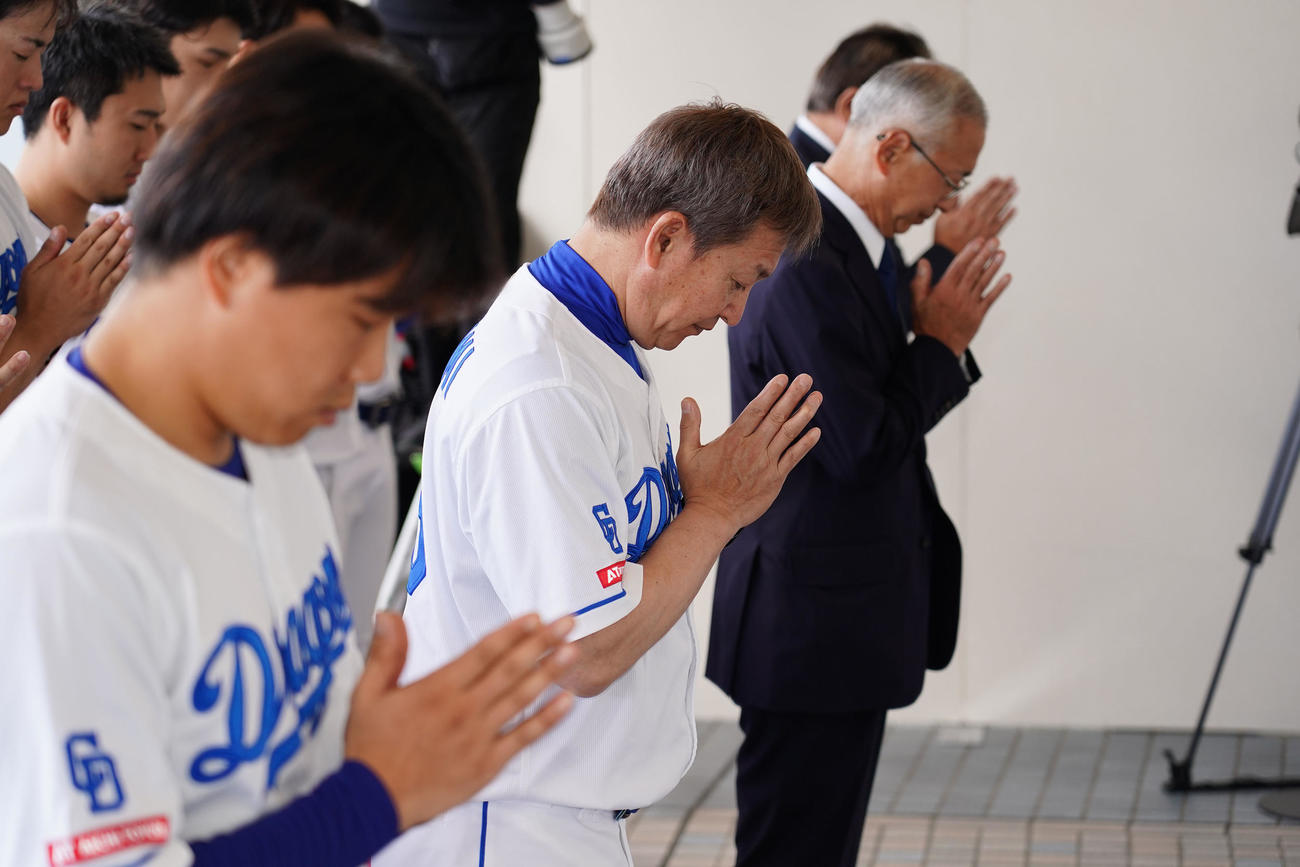 中日対広島　杉下茂さんの追悼試合を前に「追悼遥拝所」で手を合わせる立浪監督（中央）ら