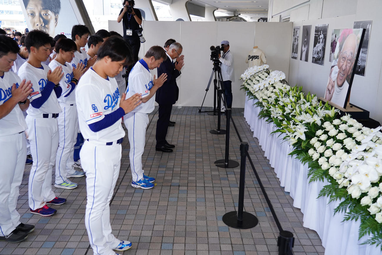 中日対広島　杉下茂さんの追悼試合を前に「追悼遥拝所」で手を合わせる立浪監督ら中日ナイン