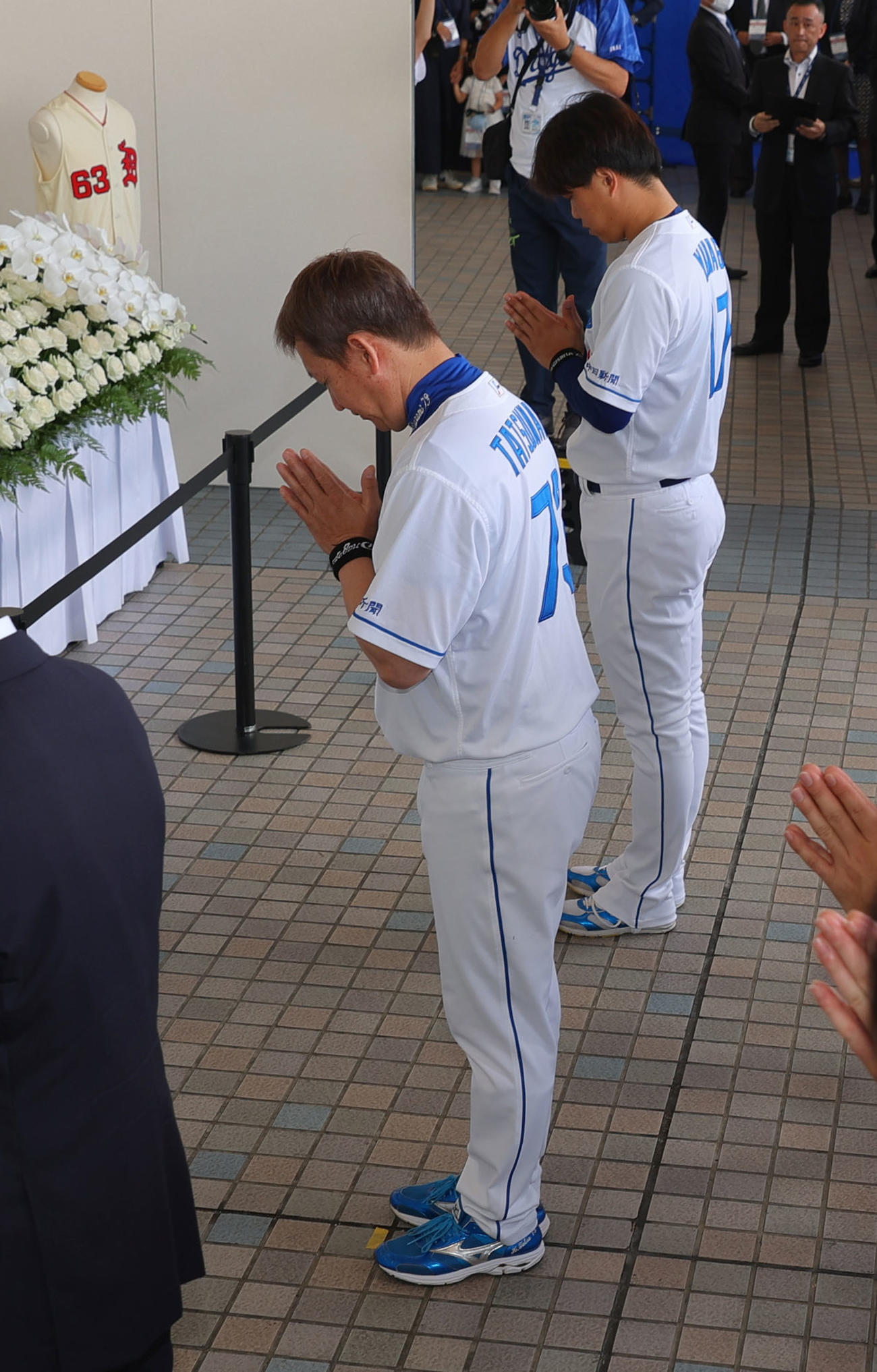 中日対広島　杉下茂さんの追悼試合を前に「追悼遥拝所」で手を合わせる立浪監督（左）と柳