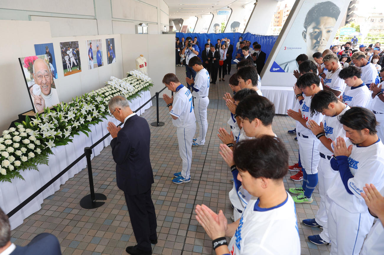 中日対広島　杉下茂さんの追悼試合を前に「追悼遥拝所」で手を合わせる立浪監督ら中日ナイン