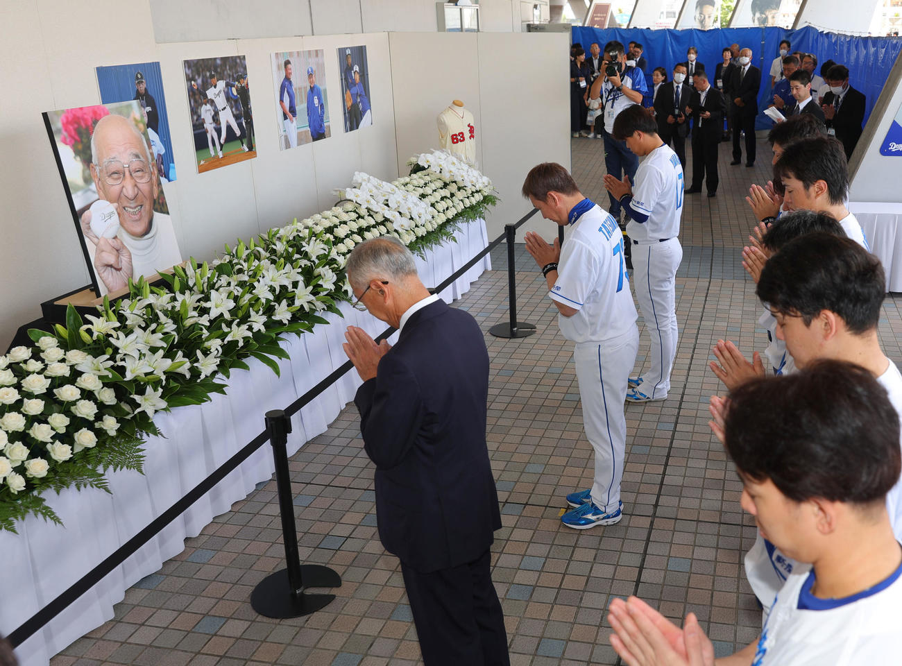 中日対広島　杉下茂さんの追悼試合を前に「追悼遥拝所」で手を合わせる立浪監督ら中日ナイン