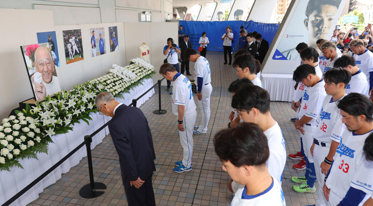 中日対広島　杉下茂さんの追悼試合を前に「追悼遥拝所」で黙とうする立浪監督ら中日ナイン