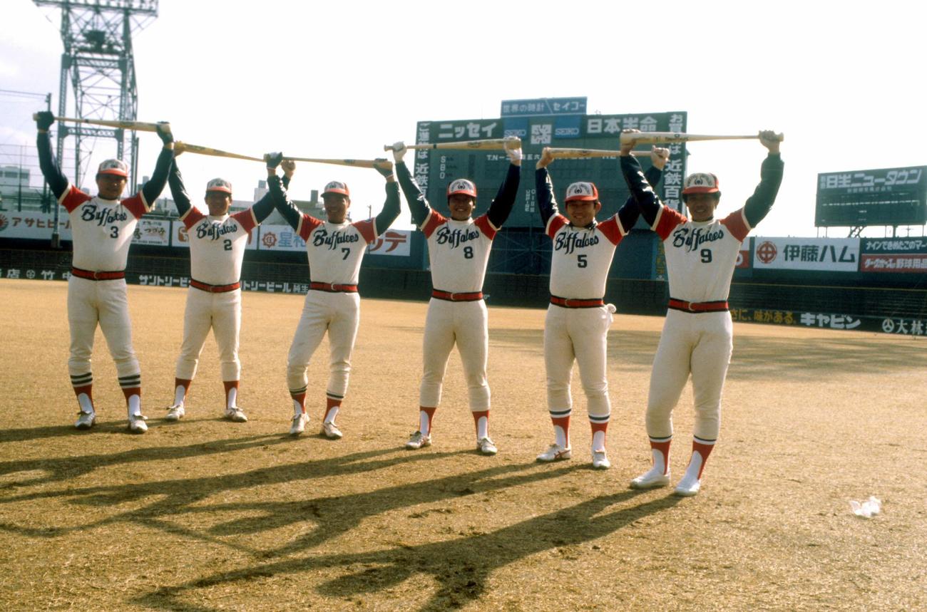 1981年、バットを持つ近鉄選手たち。左から羽田耕一、栗橋茂、小川亨、梨田昌崇、佐々木恭介、平野光泰