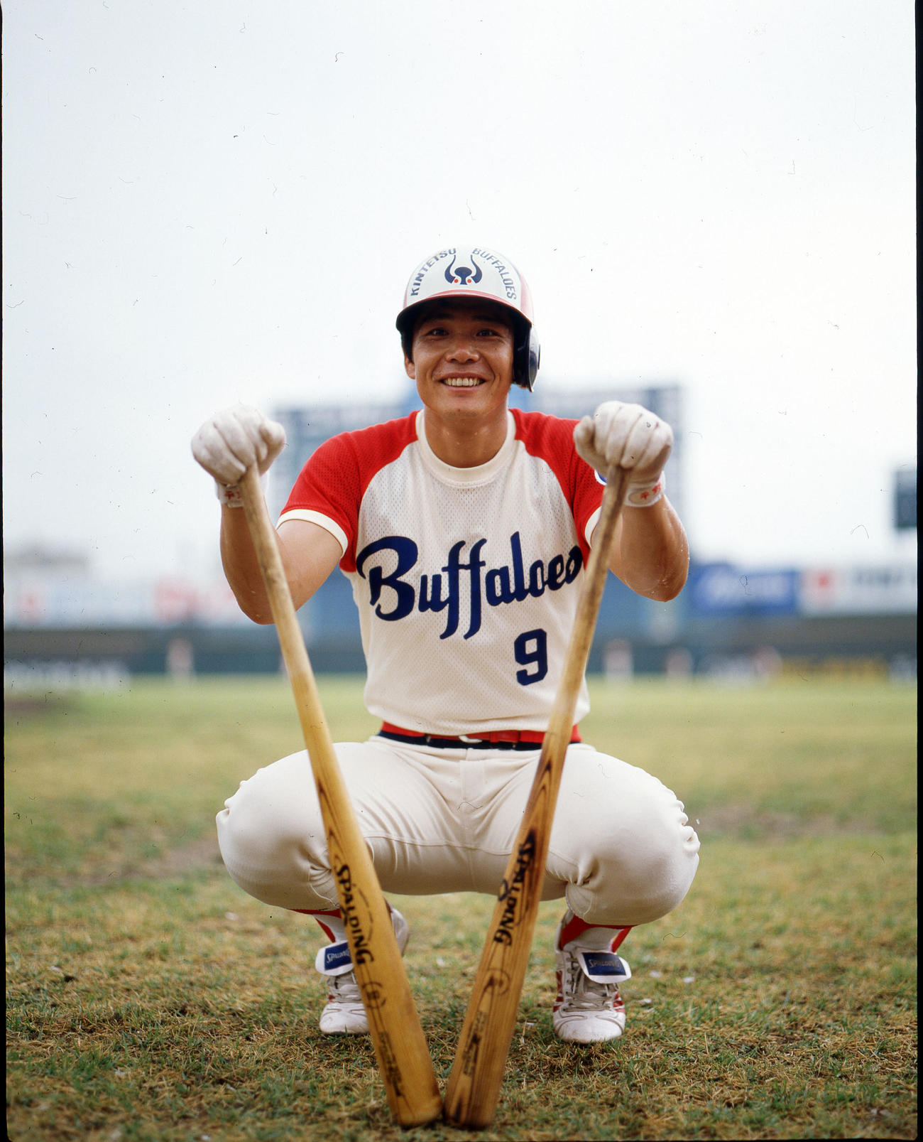 2本のバットを手にポーズを決める近鉄平野光泰