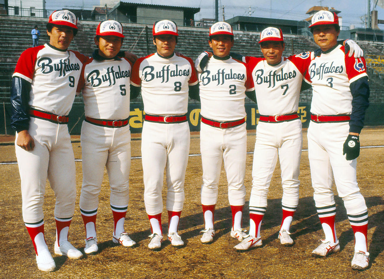 1981年、肩を組む近鉄選手たち　左から平野光泰、佐々木恭介、梨田昌崇（梨田昌孝）、栗橋茂、小川亨、羽田耕一