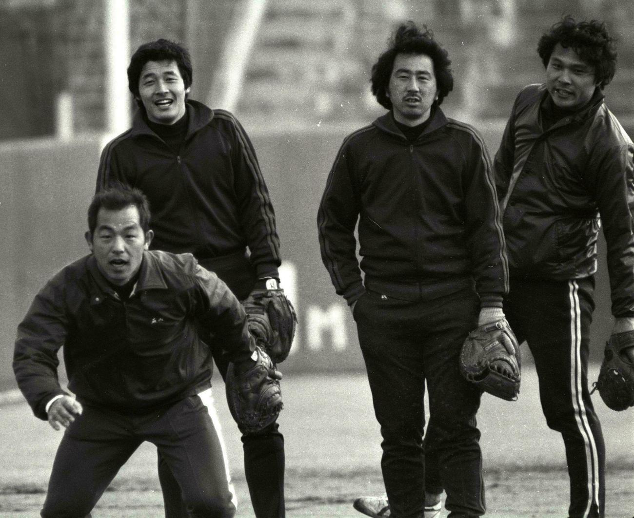 77年、自主トレ行う左から石山一秀、梨田昌孝、有田修三、平野光泰