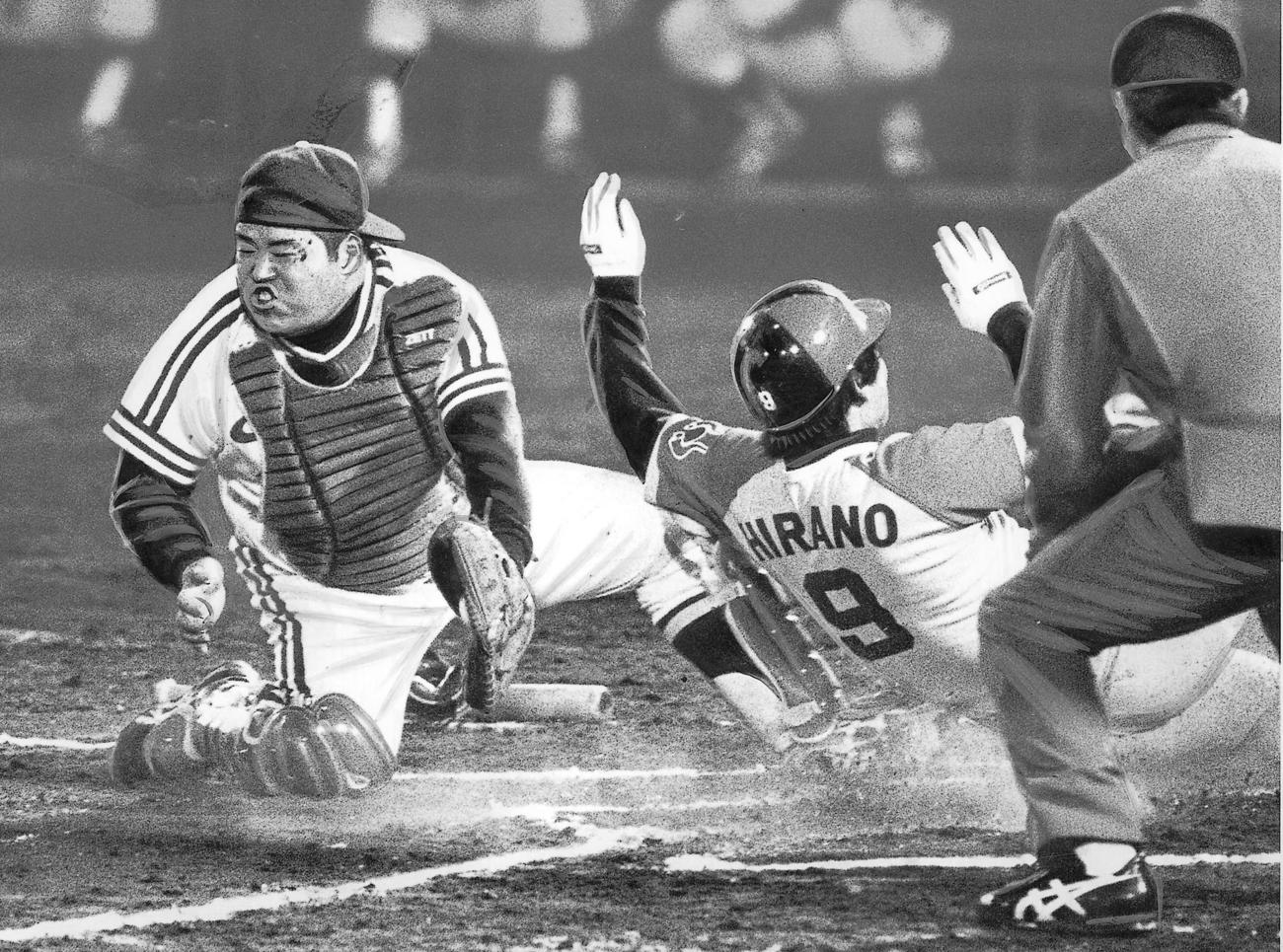南海対近鉄　本塁へ激走する平野光泰（右）をブロックする香川伸行（1983年撮影）
