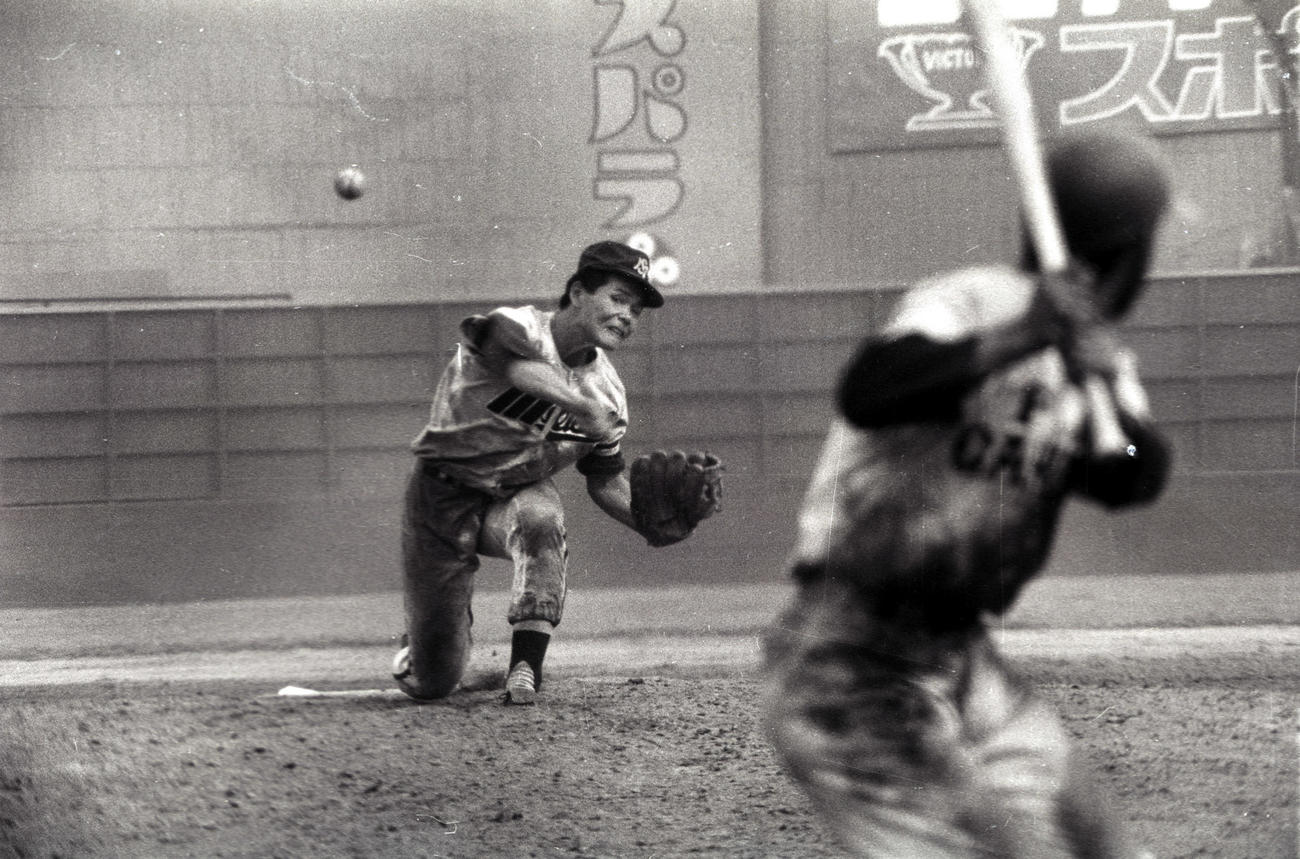 1967年、大阪大会決勝のPL学園戦で力投する明星高・平野光泰投手