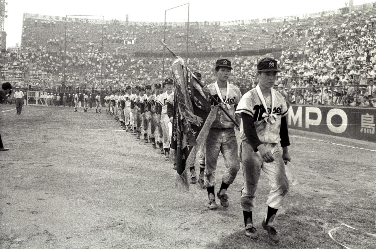 1967年、明星高は大阪大会決勝でPL学園を破り優勝。優勝旗を手にグラウンドを行進した。右から2人目、優勝旗を手にするのが平野光泰投手