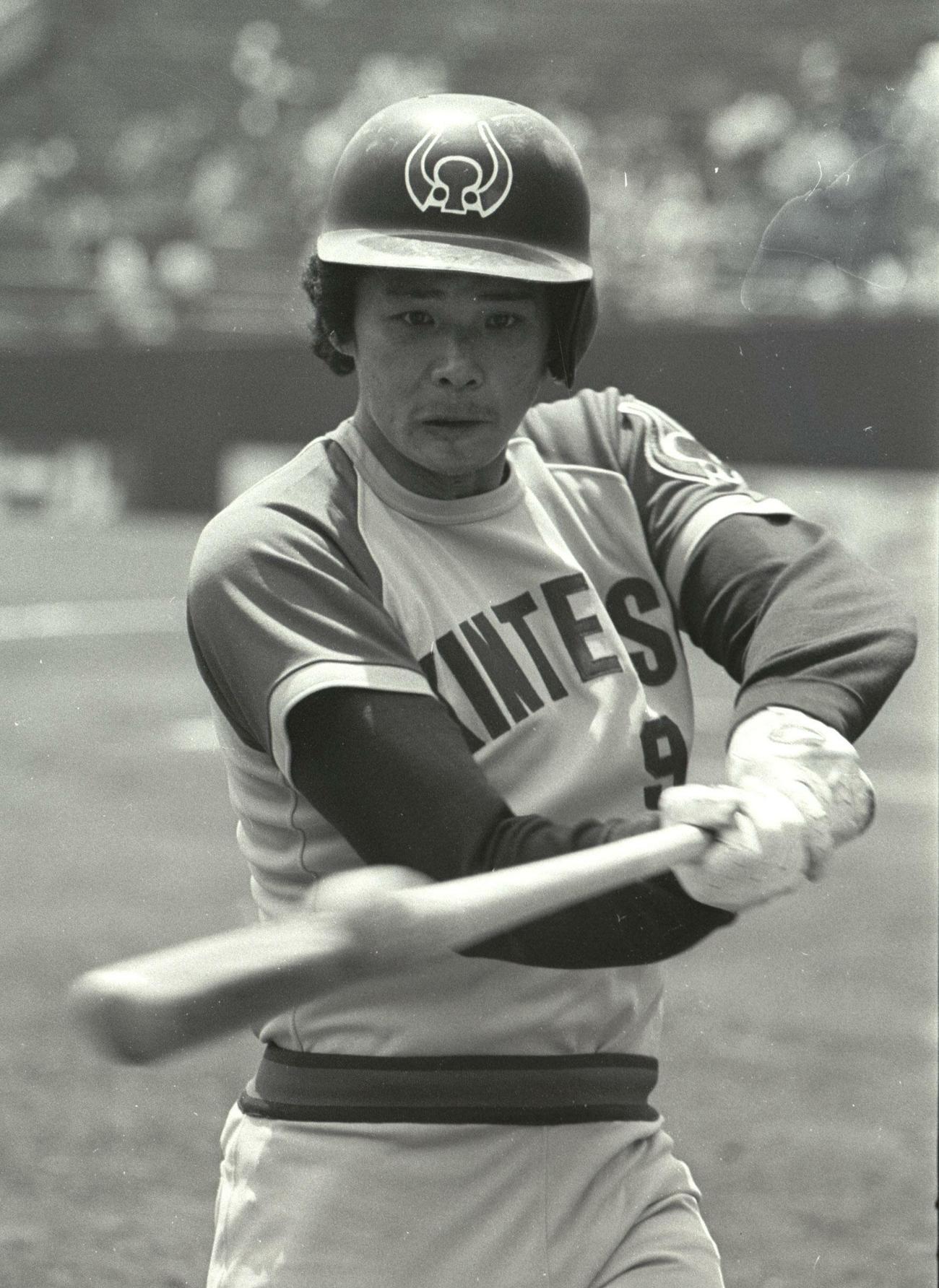 試合前、打撃練習する近鉄・平野光泰（1977年）