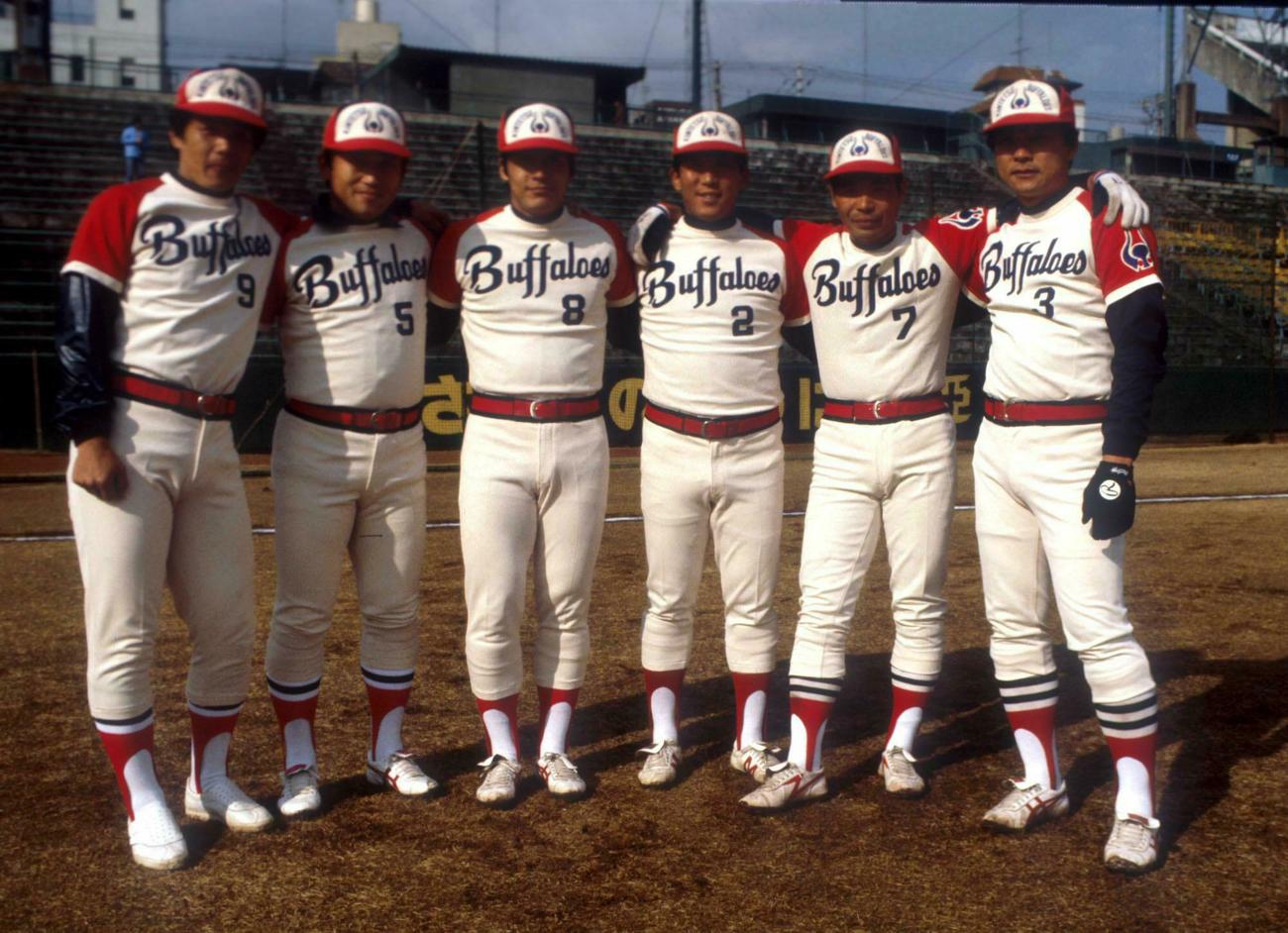 1981年、肩を組む近鉄選手たち　左から平野光泰、佐々木恭介、梨田昌崇（梨田昌孝）、栗橋茂、小川亨、羽田耕一