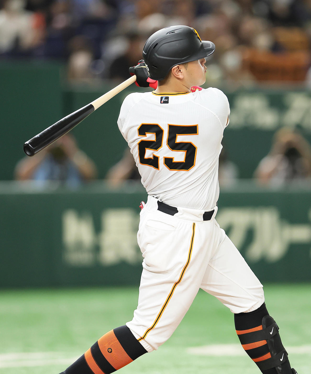 巨人対ヤクルト　6回裏巨人2死、岡本和は東京ドームでの自身通算100号本塁打を放つ（撮影・足立雅史）