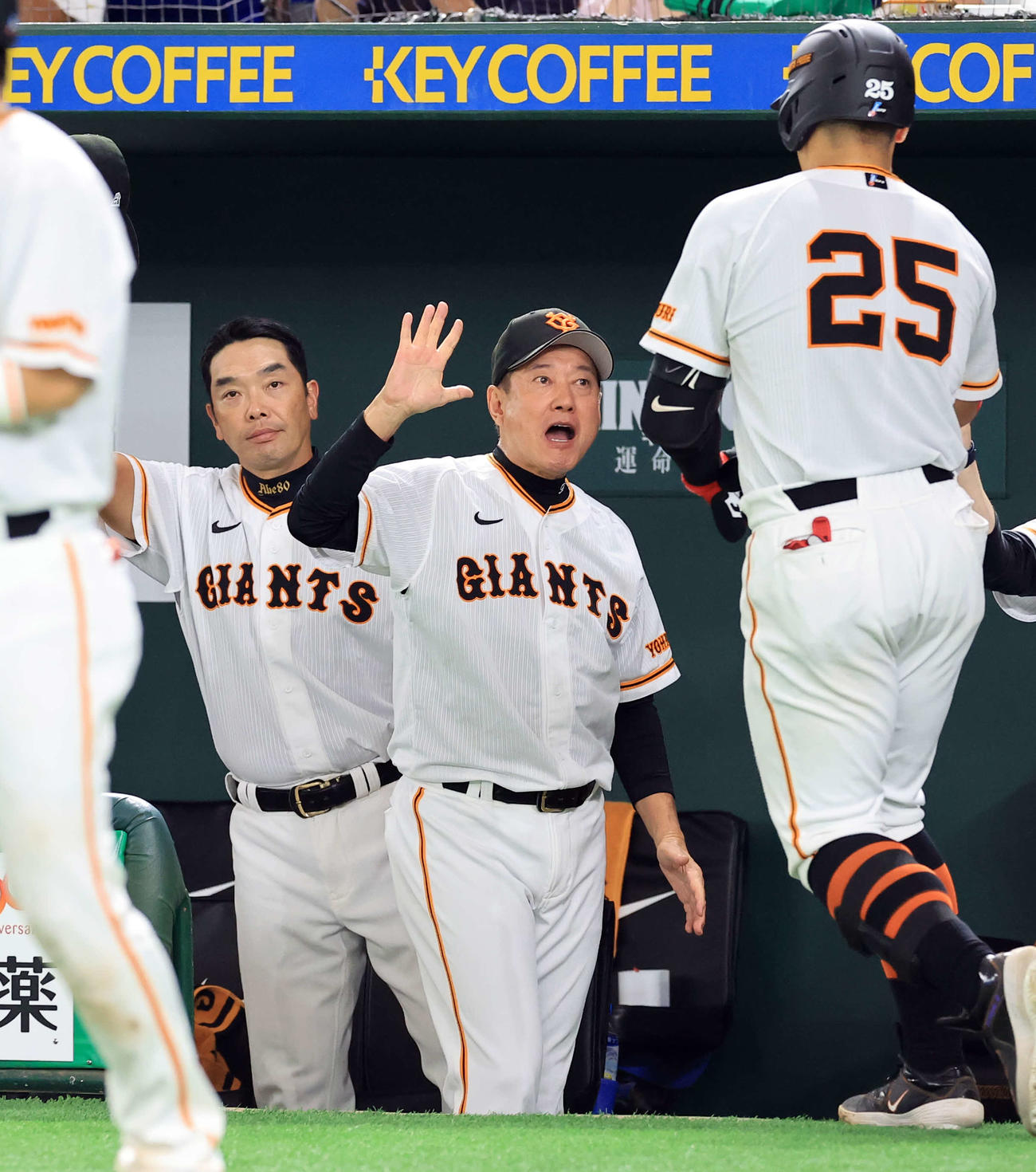 ヤクルト対広島　6回裏巨人2死、岡本和（手前）が東京ドーム100号となる勝ち越し本塁打を放ち、雄たけびを上げて迎える原監督（中央）。左は阿部ヘッド兼バッテリーコーチ（撮影・浅見桂子）