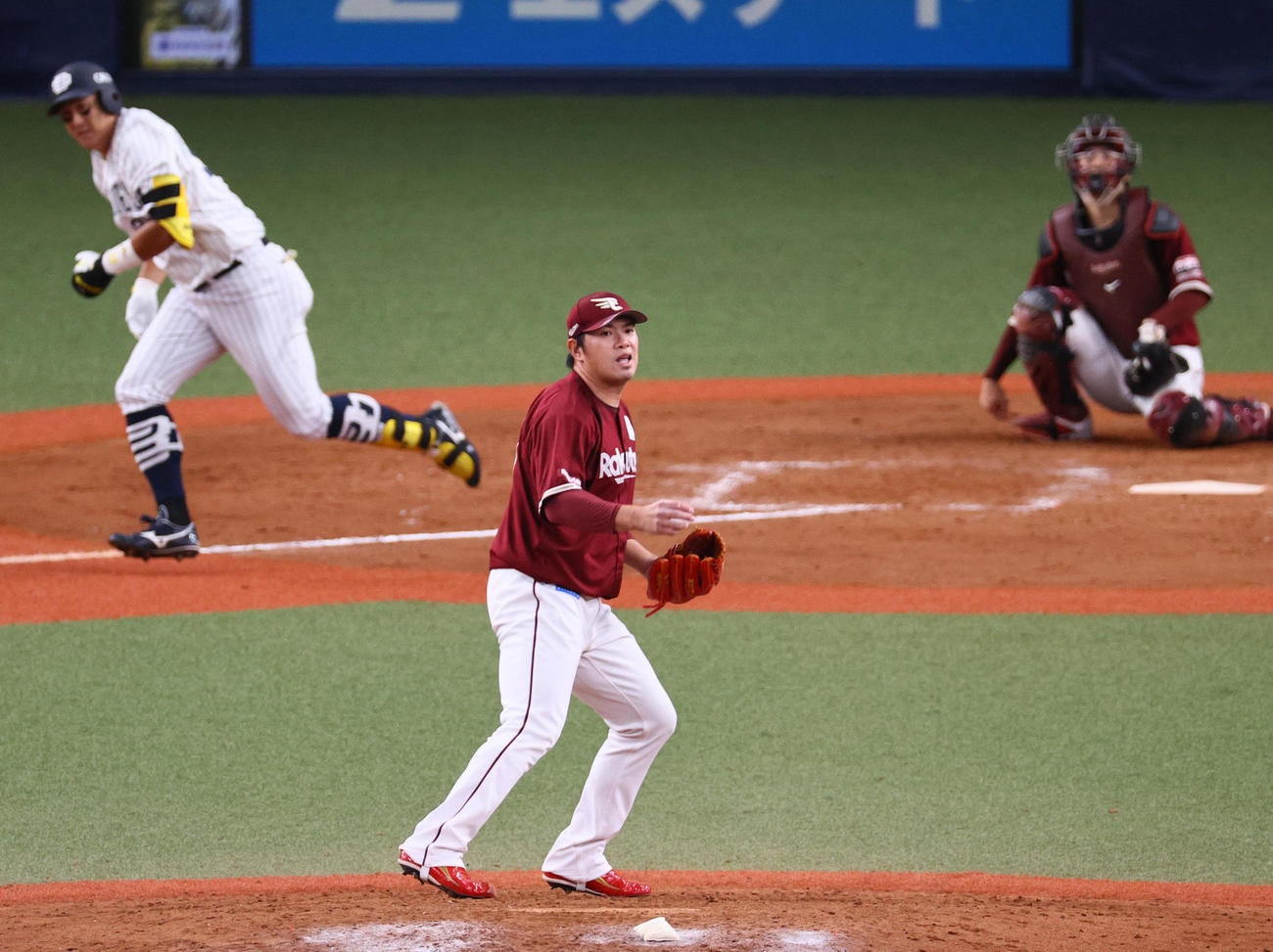 オリックス対楽天　8回裏オリックス1死二塁、宋（手前）は杉本に中適時三塁打を浴びる（撮影・上山淳一）