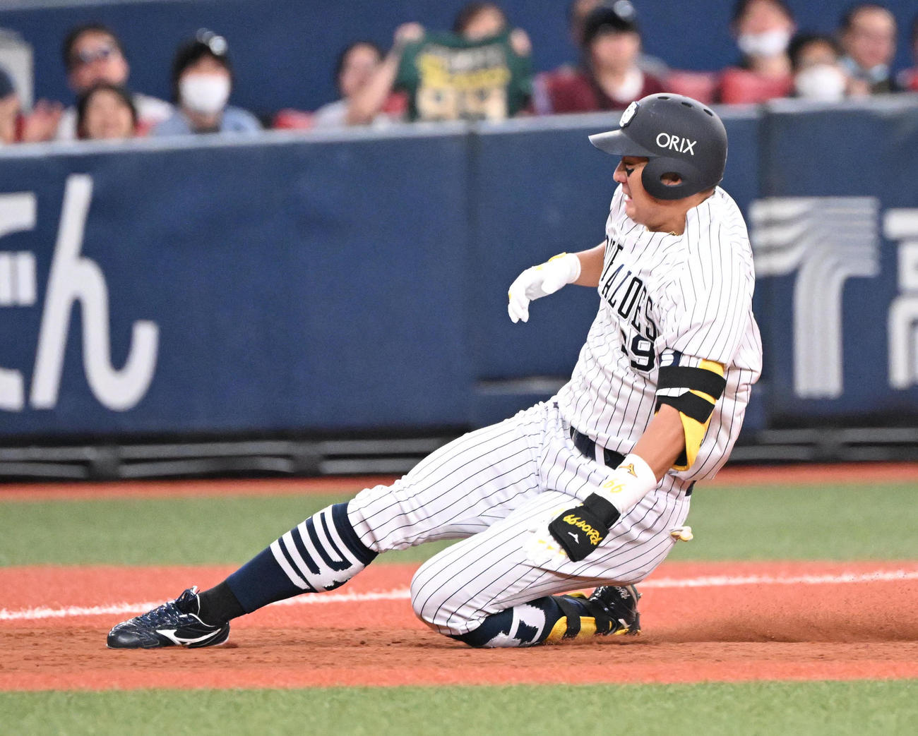 オリックス対楽天　8回裏オリックス1死二塁、左中間を破る勝ち越しの適時三塁打を放ち滑り込む杉本（撮影・和賀正仁）