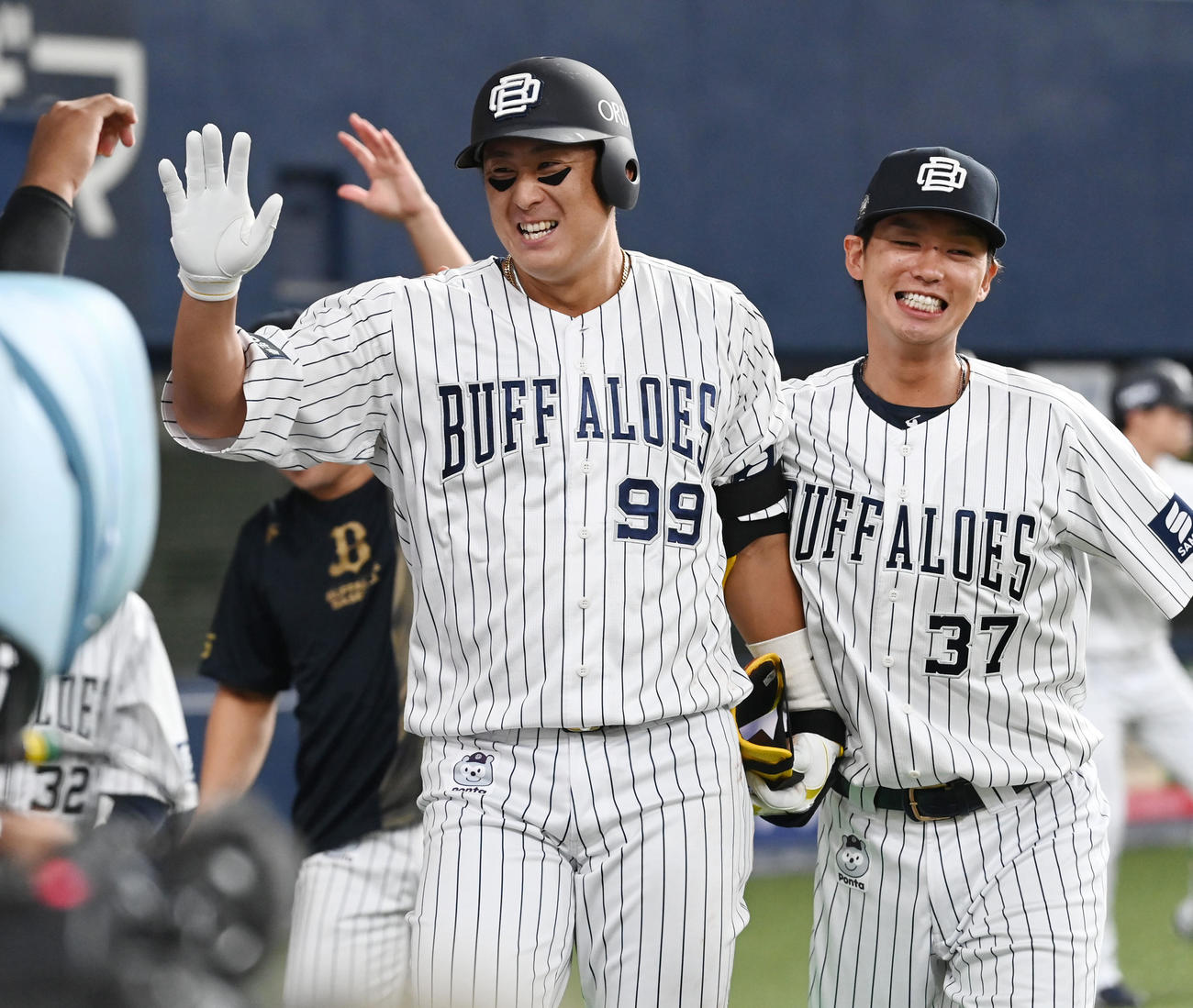 オリックス対楽天　8回裏オリックス1死二塁、勝ち越しの適時三塁打を放った杉本は歓喜の表情でタッチを交わす（撮影・和賀正仁）
