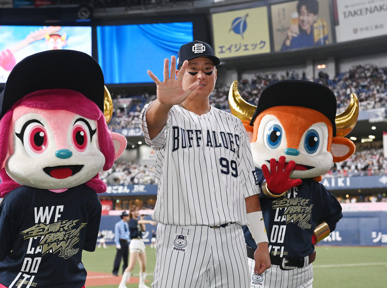 オリックス対楽天　マジックが5となりポーズを取る杉本（撮影・和賀正仁）