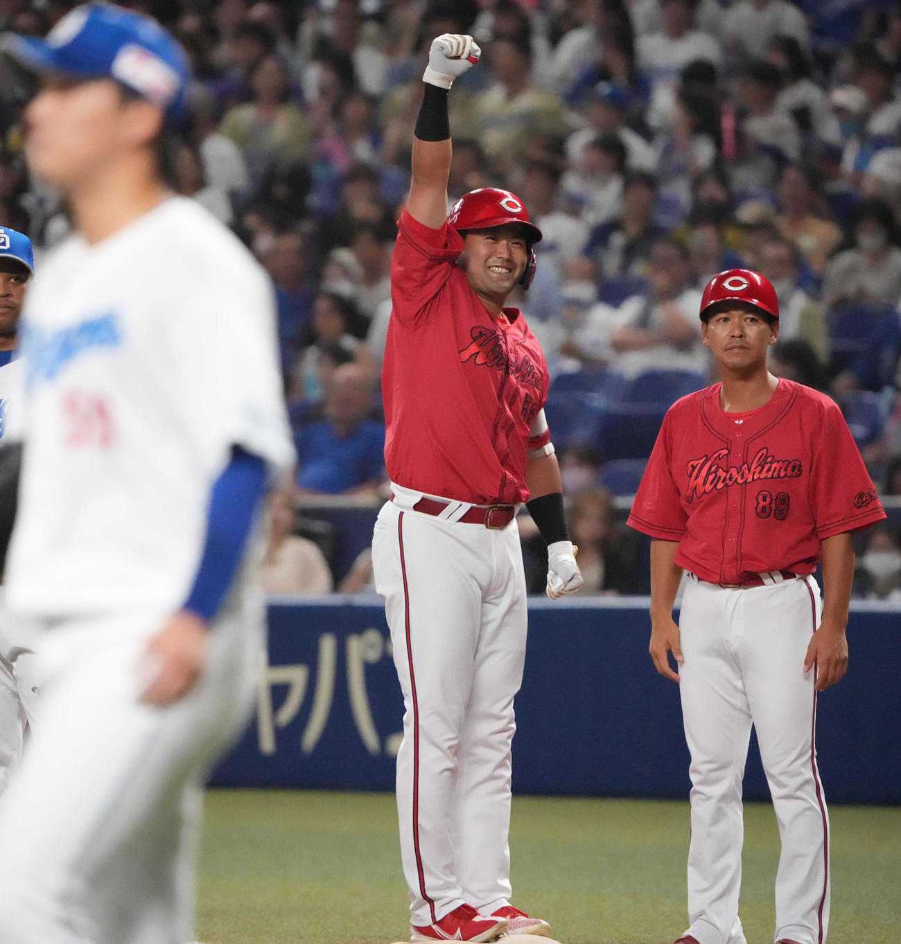 中日対広島　9回表広島1死一、三塁、左前適時打を放った末包（中央）（撮影・森本幸一）