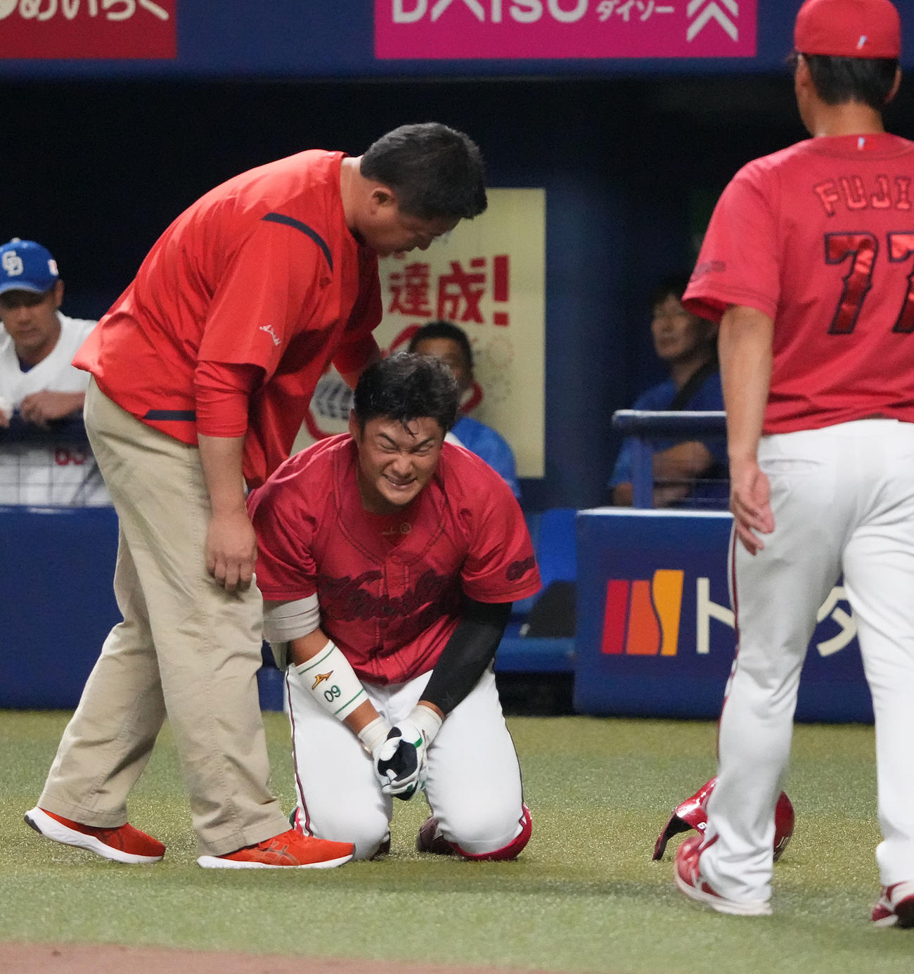 中日対広島　9回表広島1死一、三塁、ボールを手に当て顔をゆがめる田村（中央）（撮影・森本幸一）