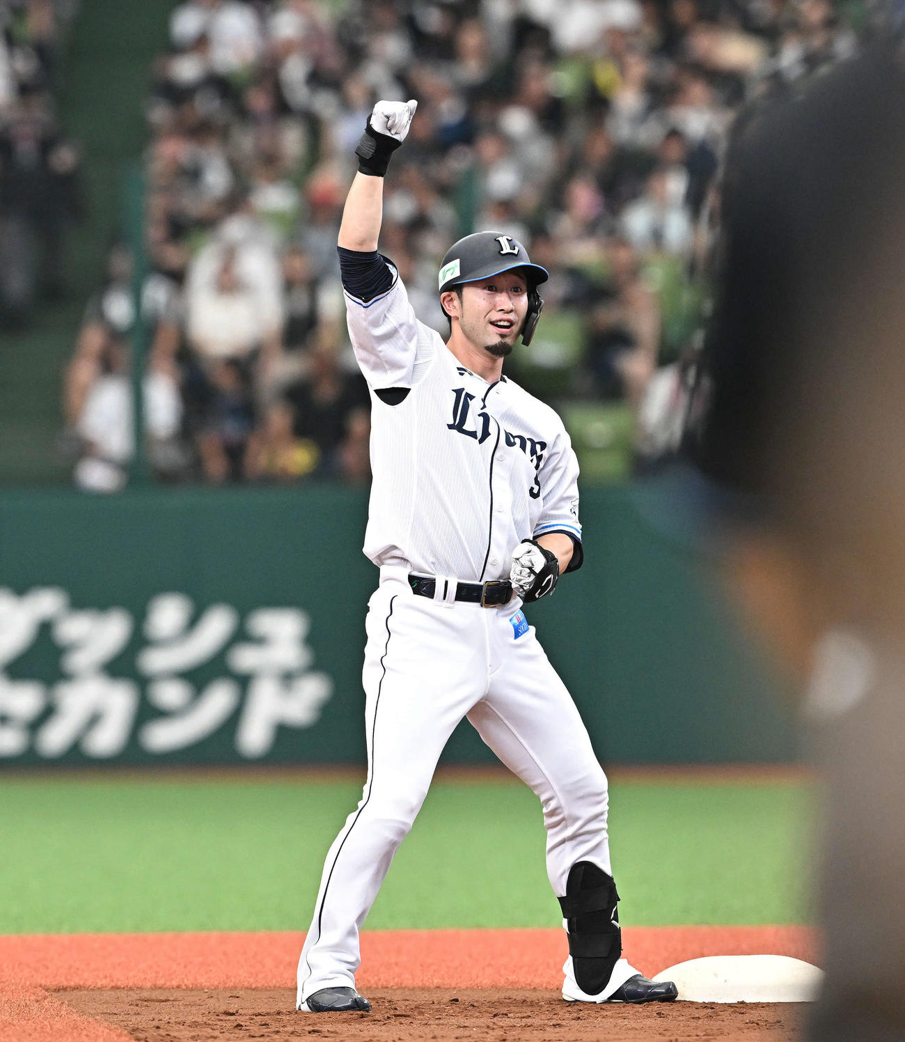 西武対ロッテ　1回裏西武2死満塁、外崎は2点適時二塁打を放ちガッツポーズする（撮影・滝沢徹郎）