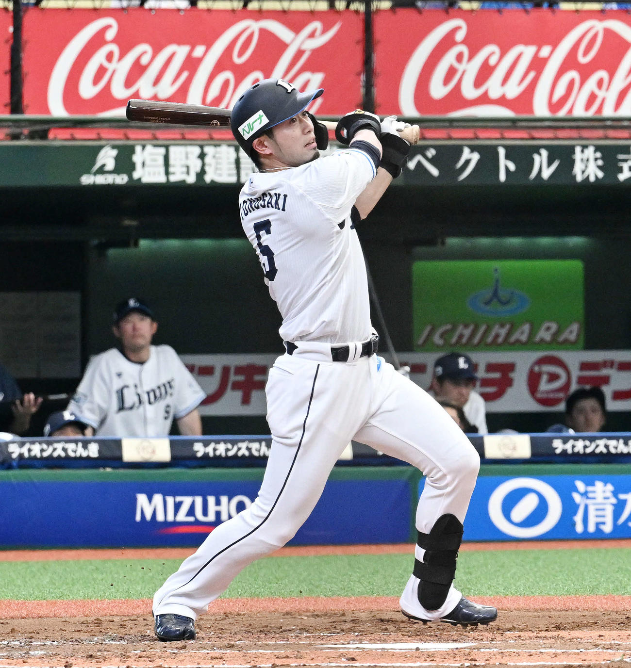 西武対ロッテ　1回裏西武2死満塁、外崎は右翼に2点適時二塁打を放つ（撮影・滝沢徹郎）