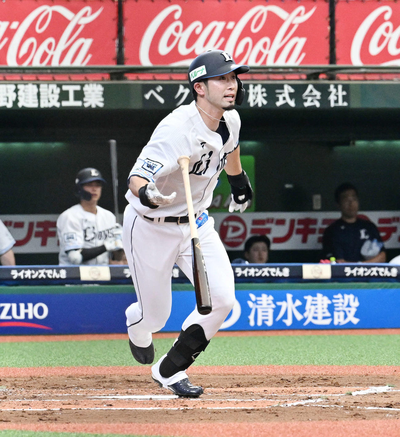 西武対ロッテ　1回裏西武2死満塁、外崎は右翼に2点適時二塁打を放つ（撮影・滝沢徹郎）