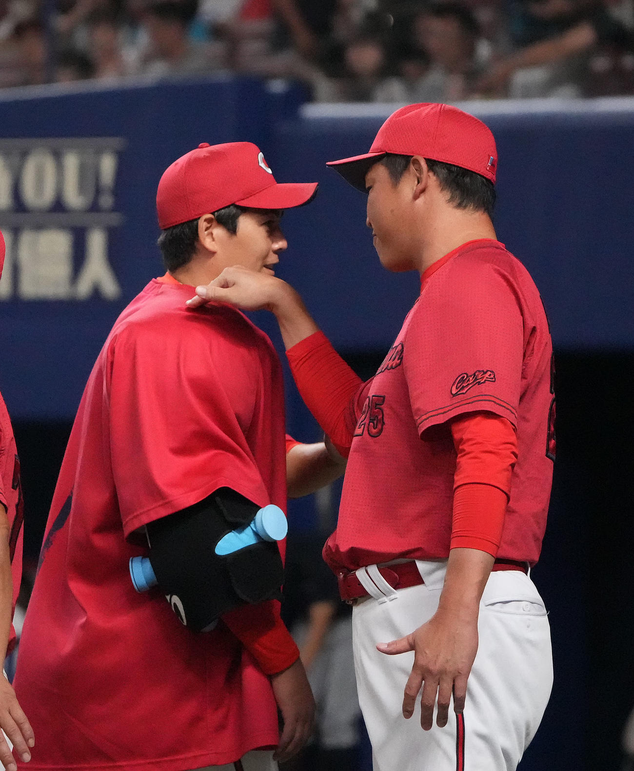 中日対広島　試合終了、新井監督とタッチを交わす九里（左）（撮影・森本幸一）