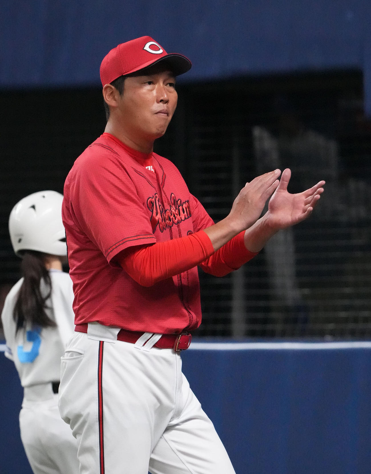 中日対広島　8回表終了、選手交代を告げベンチへ戻る新井監督（撮影・森本幸一）