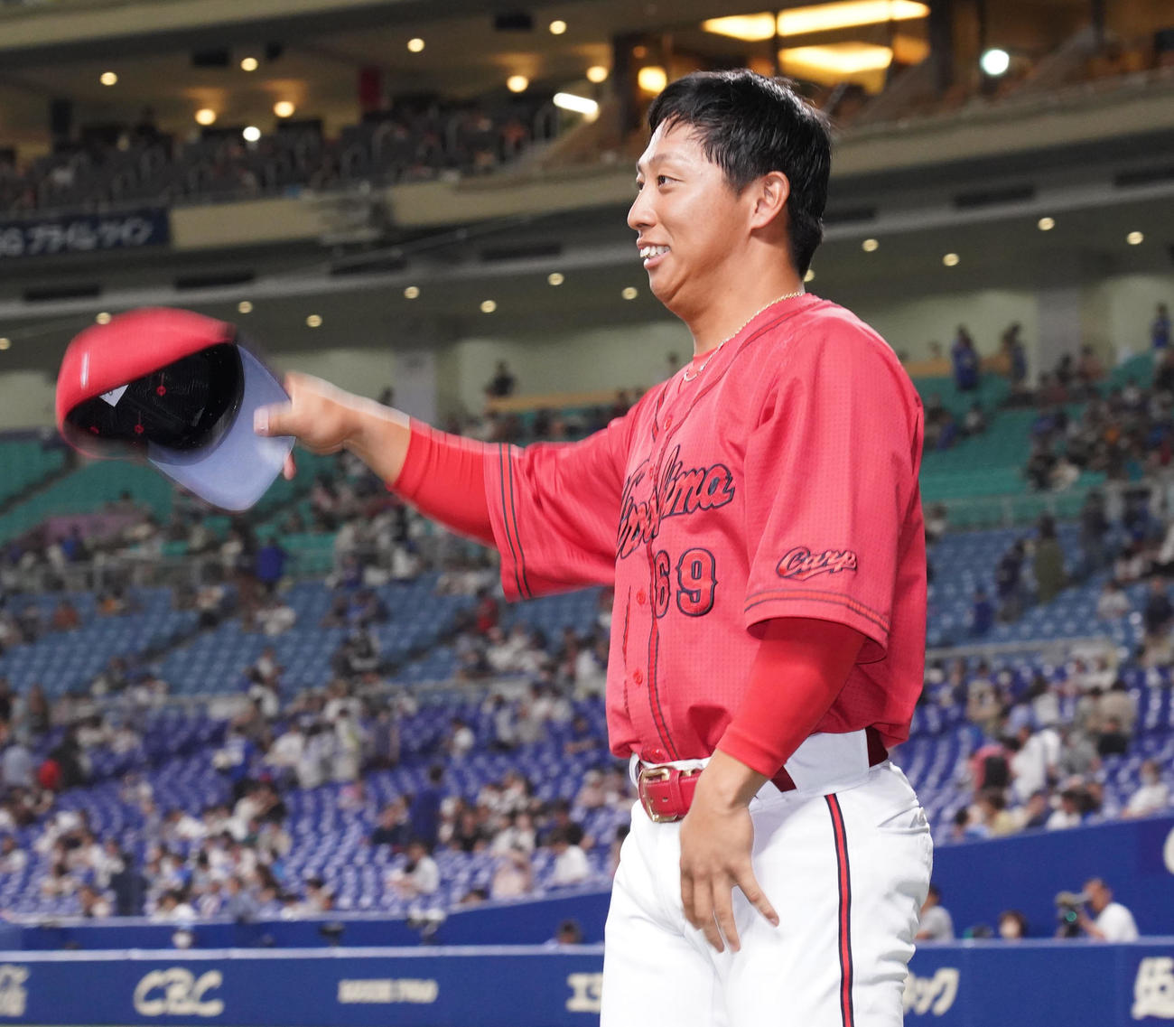 中日対広島　ヒーローインタビューを終えファンの声援に応える羽月（撮影・森本幸一）