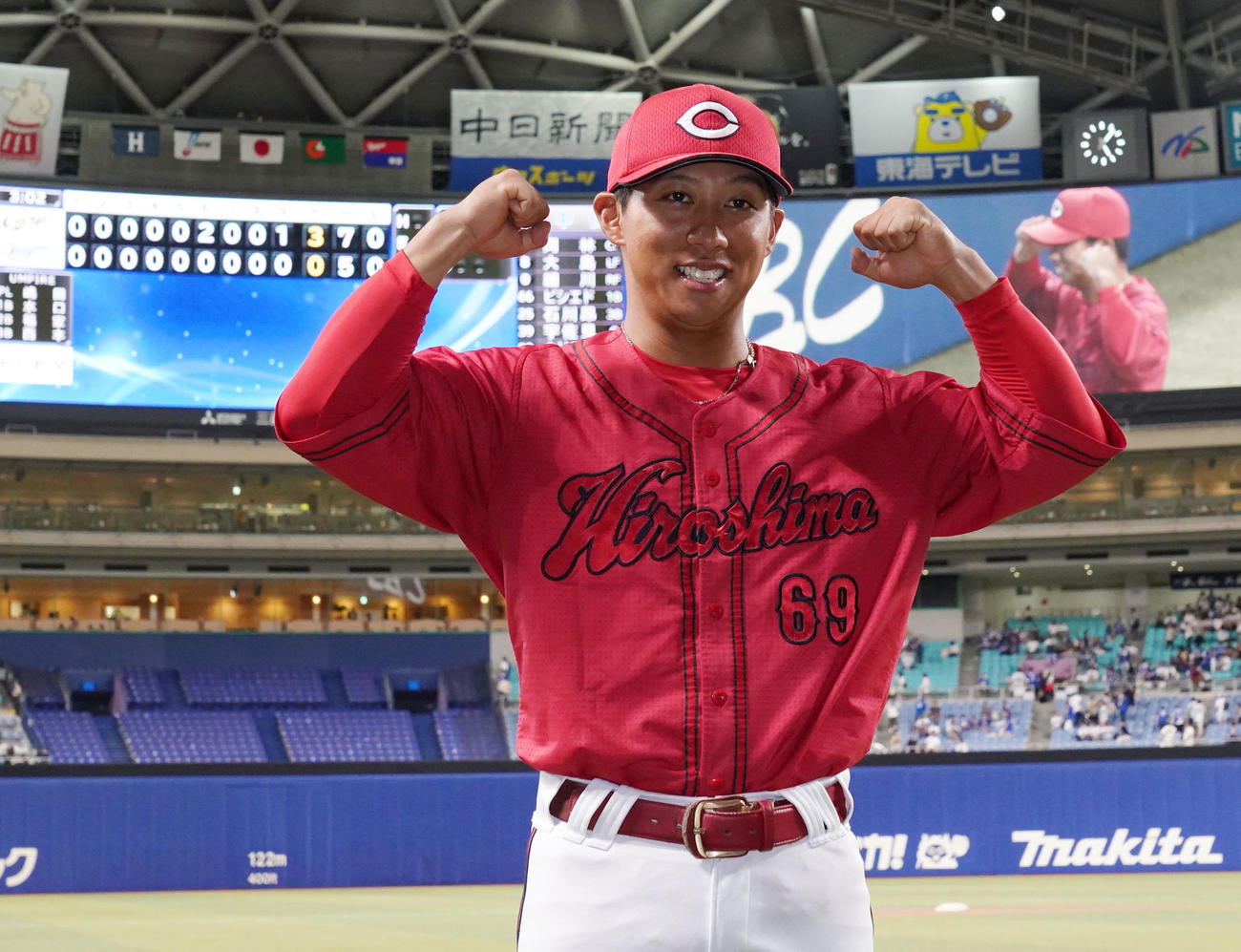 中日対広島　ヒーローインタビューを終えポーズを決める羽月（撮影・森本幸一）
