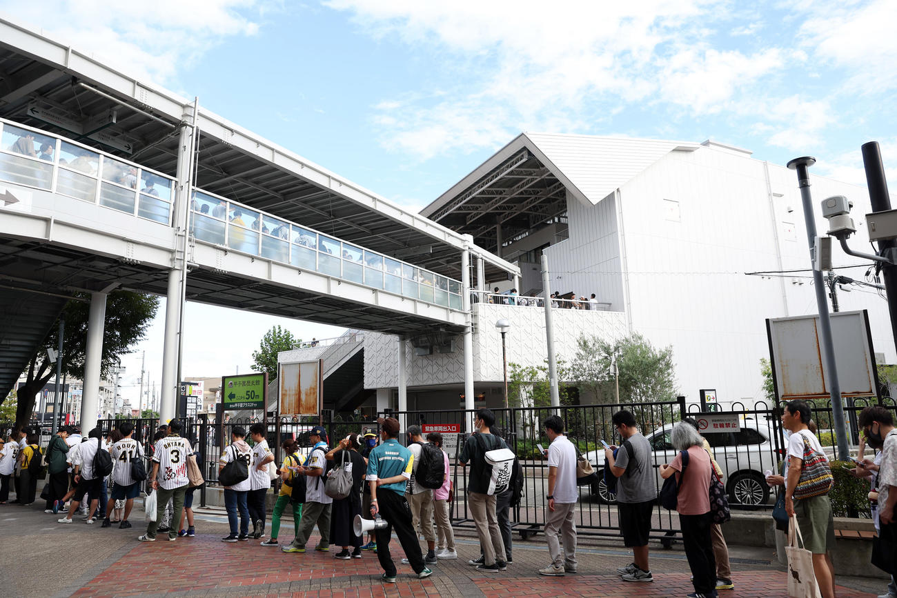 甲子園歴史館前にできた来館者の行列（撮影・前田充）
