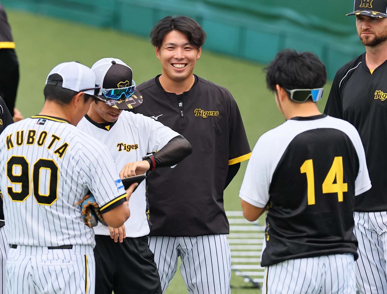 阪神対DeNA　円陣で笑顔を見せる馬場（撮影・上田博志）