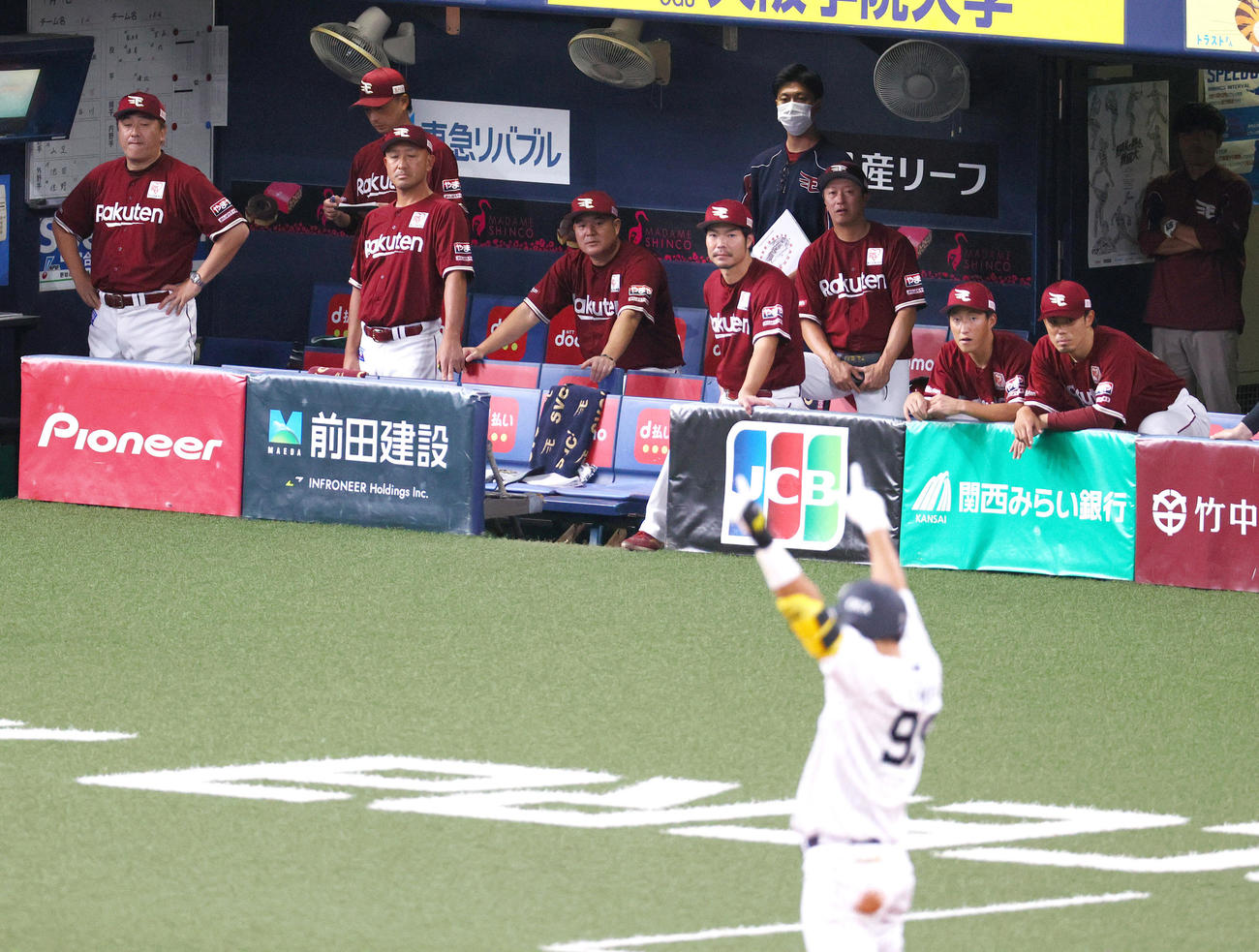 オリックス対楽天　8回裏オリックス1死二塁、杉本（手前）に適時三塁打を許し落胆する楽天石井監督（左）ら（撮影・上山淳一）