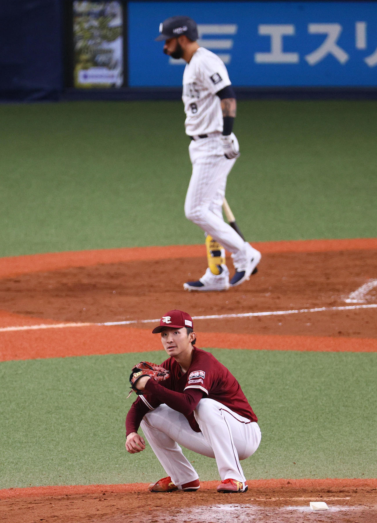 オリックス対楽天　4回裏オリックス2死、荘司（手前）はゴンザレスに右越えソロ本塁打を浴び、マウンドに座り込む（撮影・上山淳一）