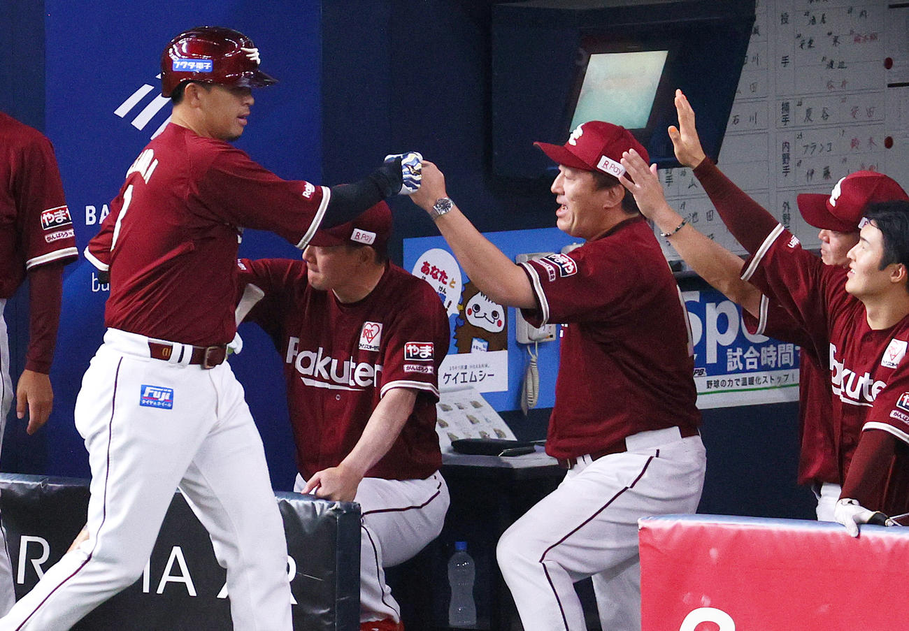 オリックス対楽天　浅村（左）は先制の左越え2点本塁打を放ち、石井監督（左から3人目）らから迎えられる（撮影・上山淳一）