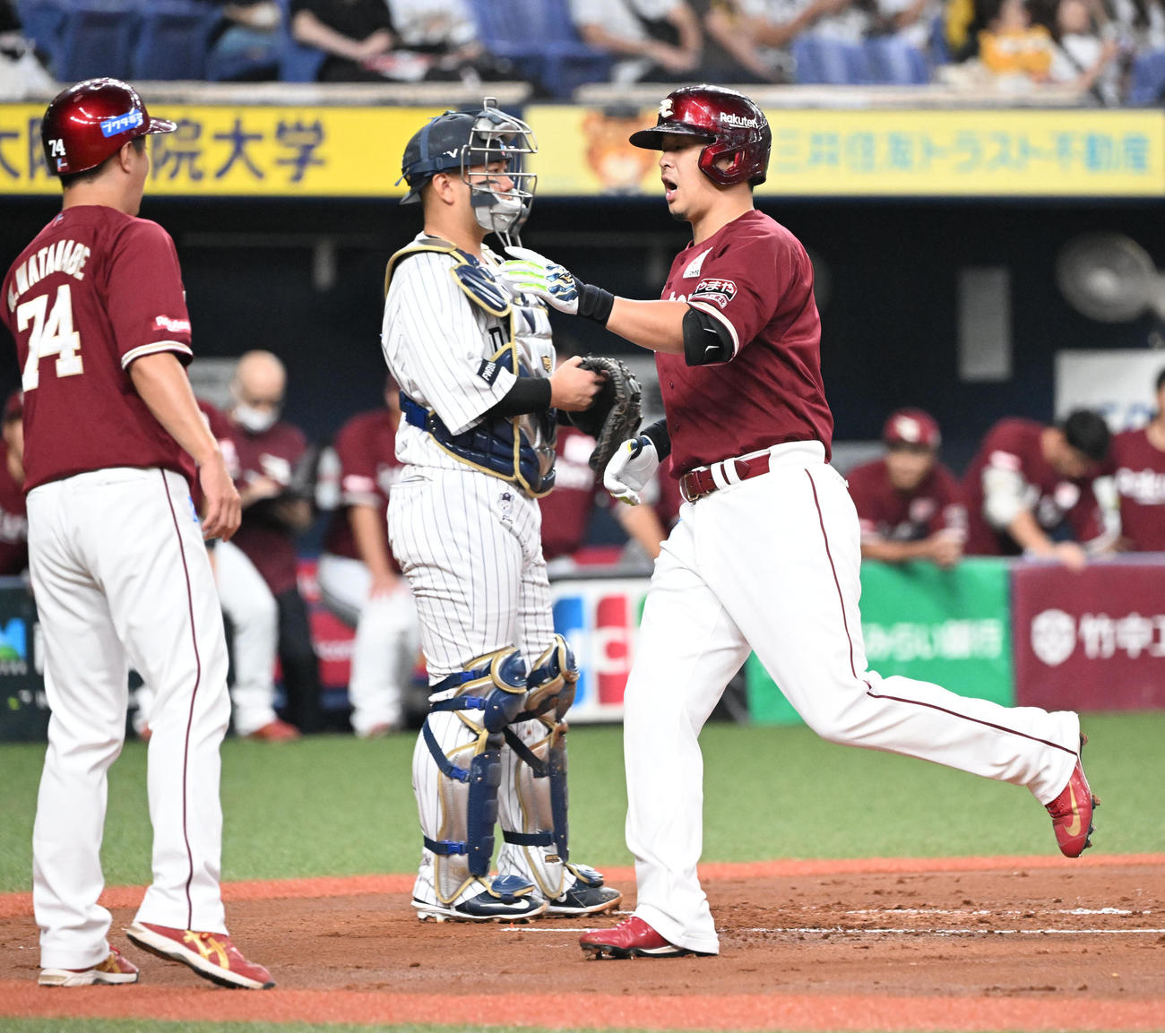オリックス対楽天　1回表楽天2死一塁、先制2点本塁打を放った浅村は声を上げながら生還する（撮影・和賀正仁）