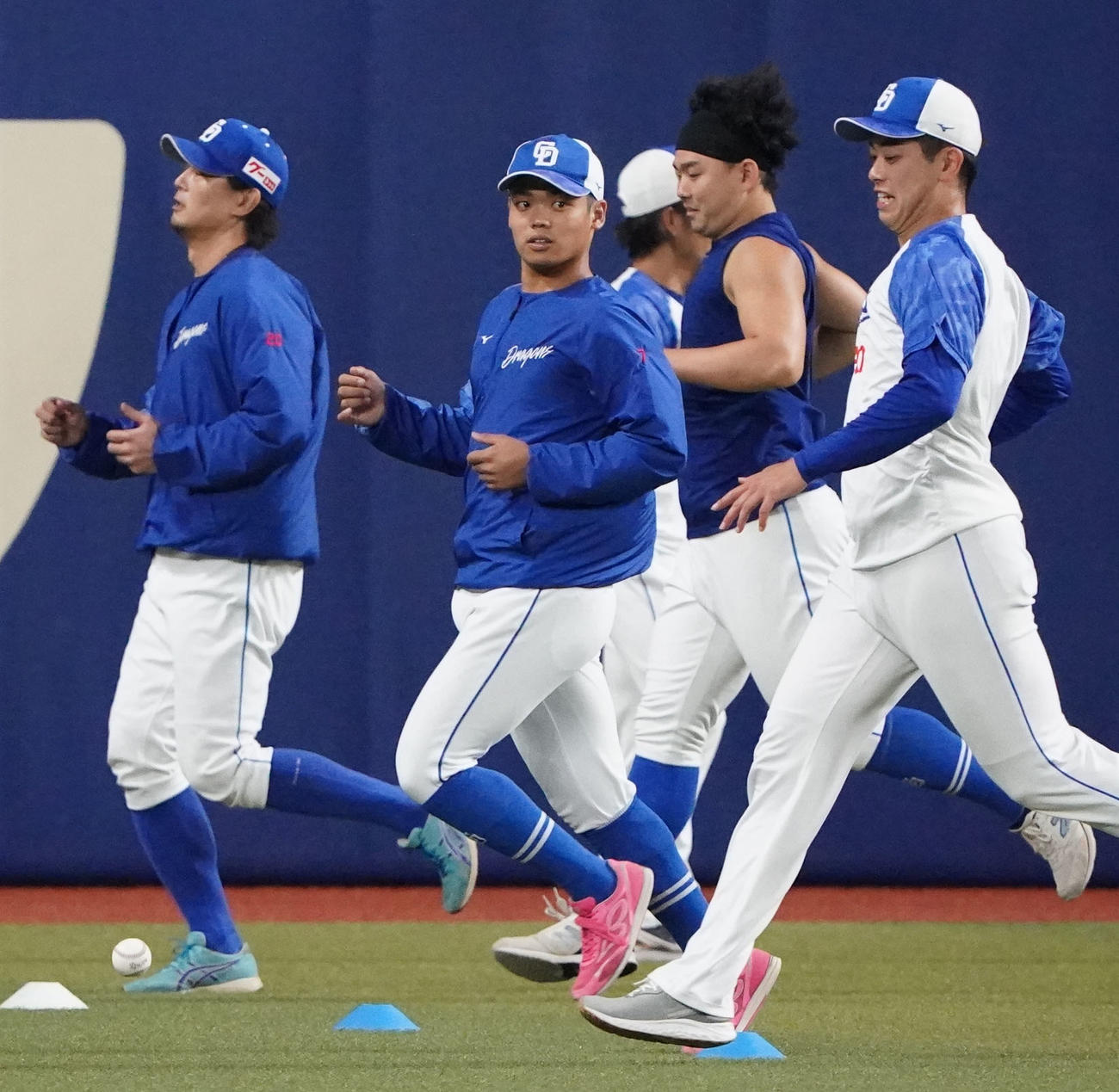 中日対広島　試合前練習でランニングをする根尾（左から2人目）（撮影・森本幸一）