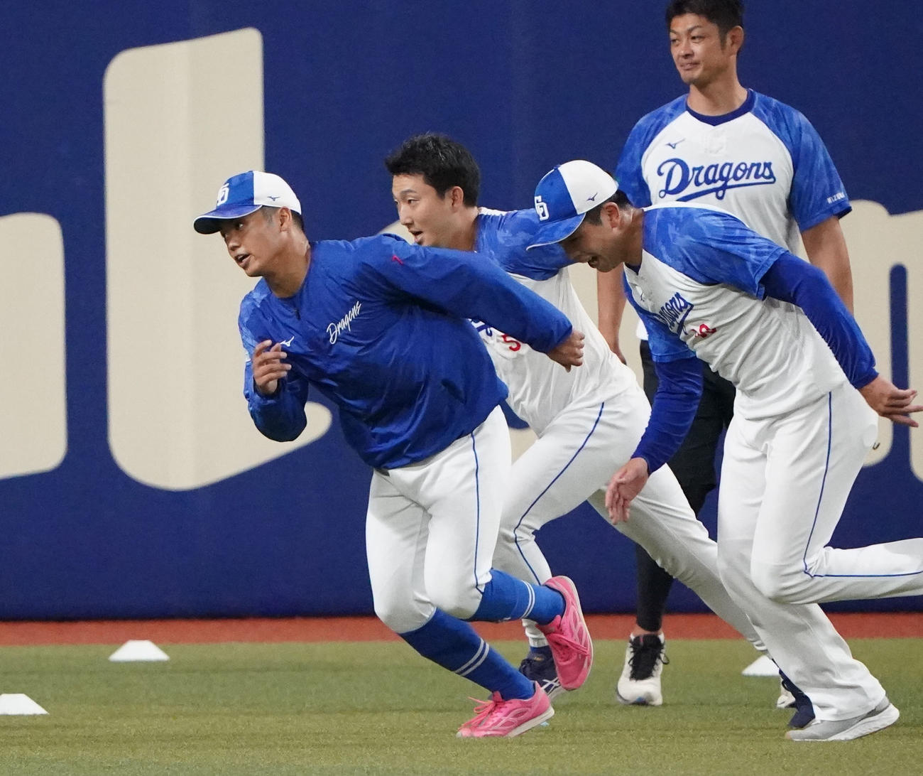中日対広島　試合前練習でランニングをする根尾（左）（撮影・森本幸一）